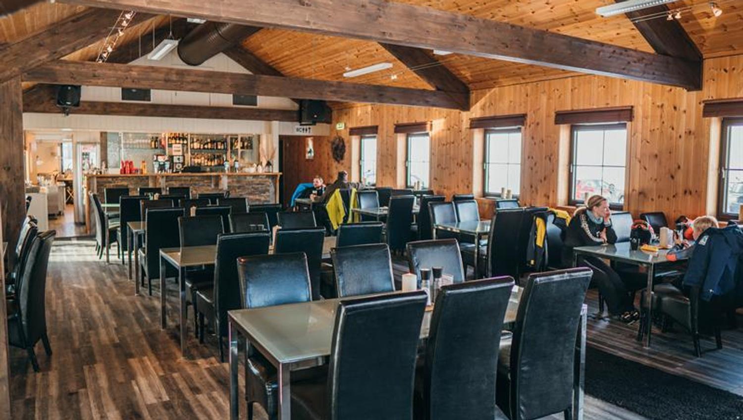 Lunt og robust interiør preger restauranten i Onkel Pudder.