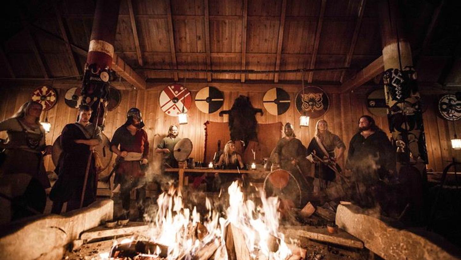 Fest rundt bål, i vikingdrakt