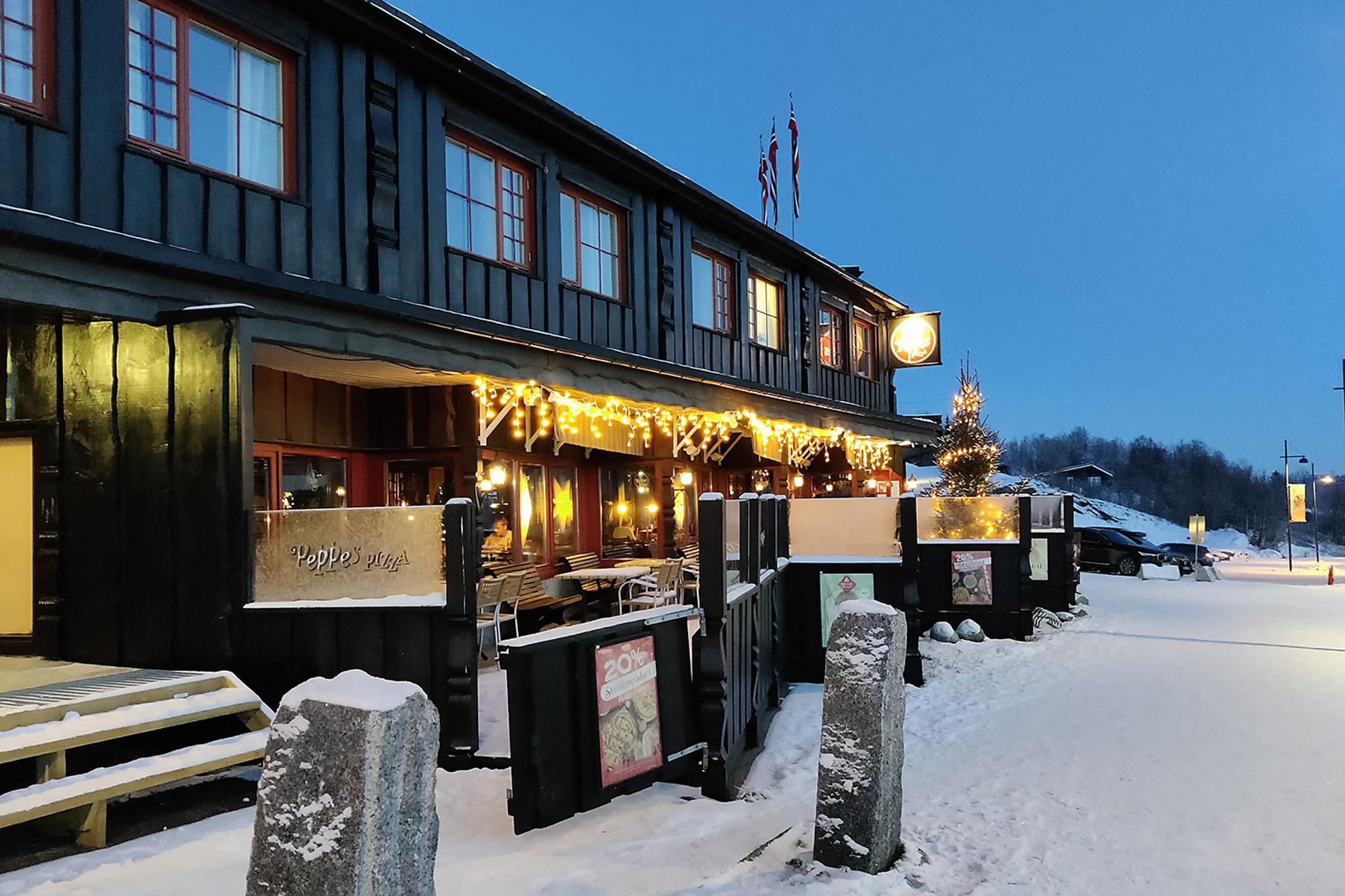 Peppes Pizza at Beitostølen with Christmas illumination in the Blue Hour