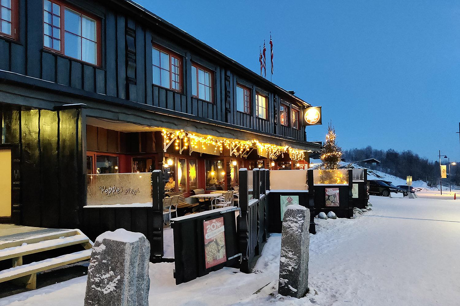 Peppes Pizza at Beitostølen with Christmas illumination in the Blue Hour