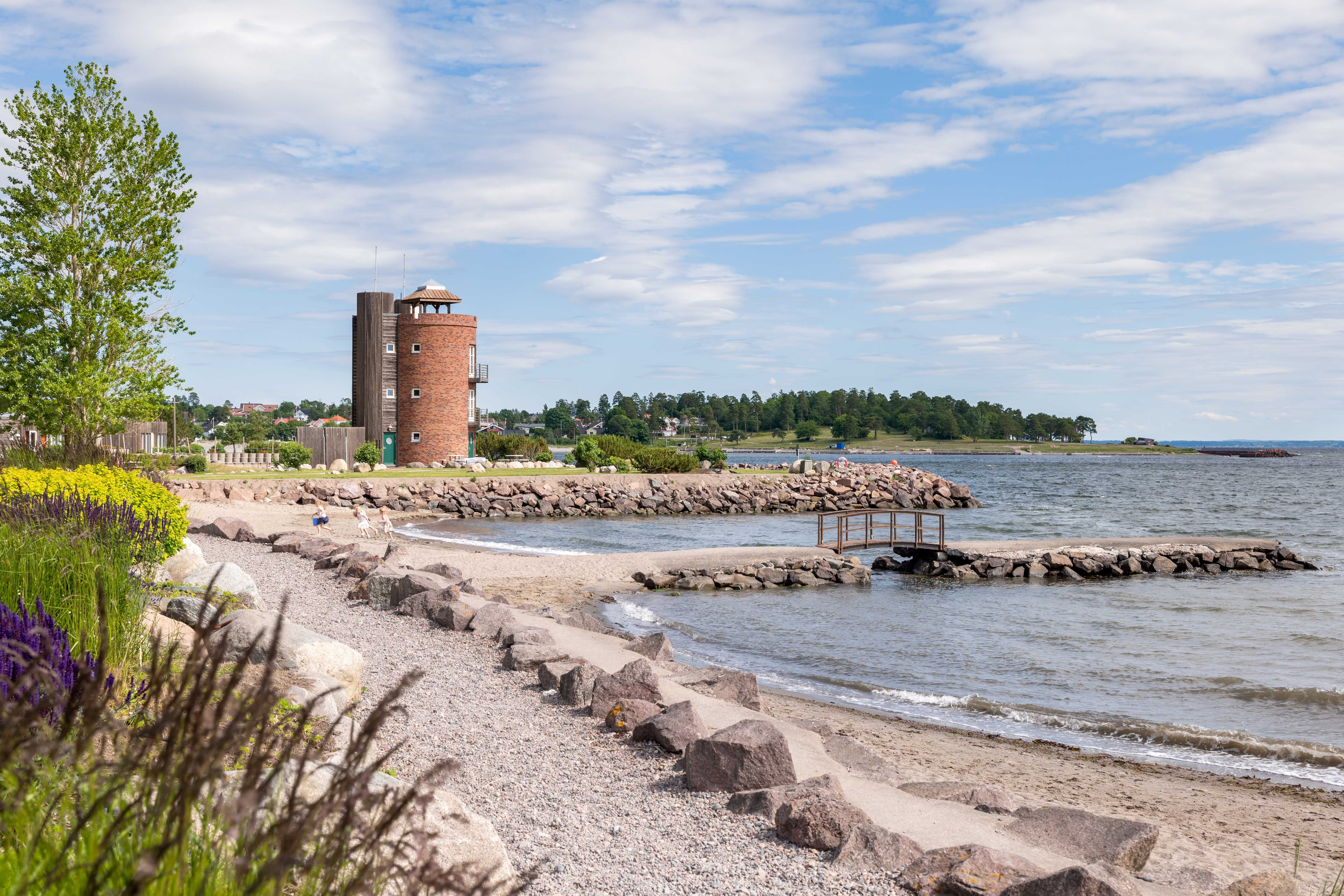 Oversiktsbilde over strand og tårnet