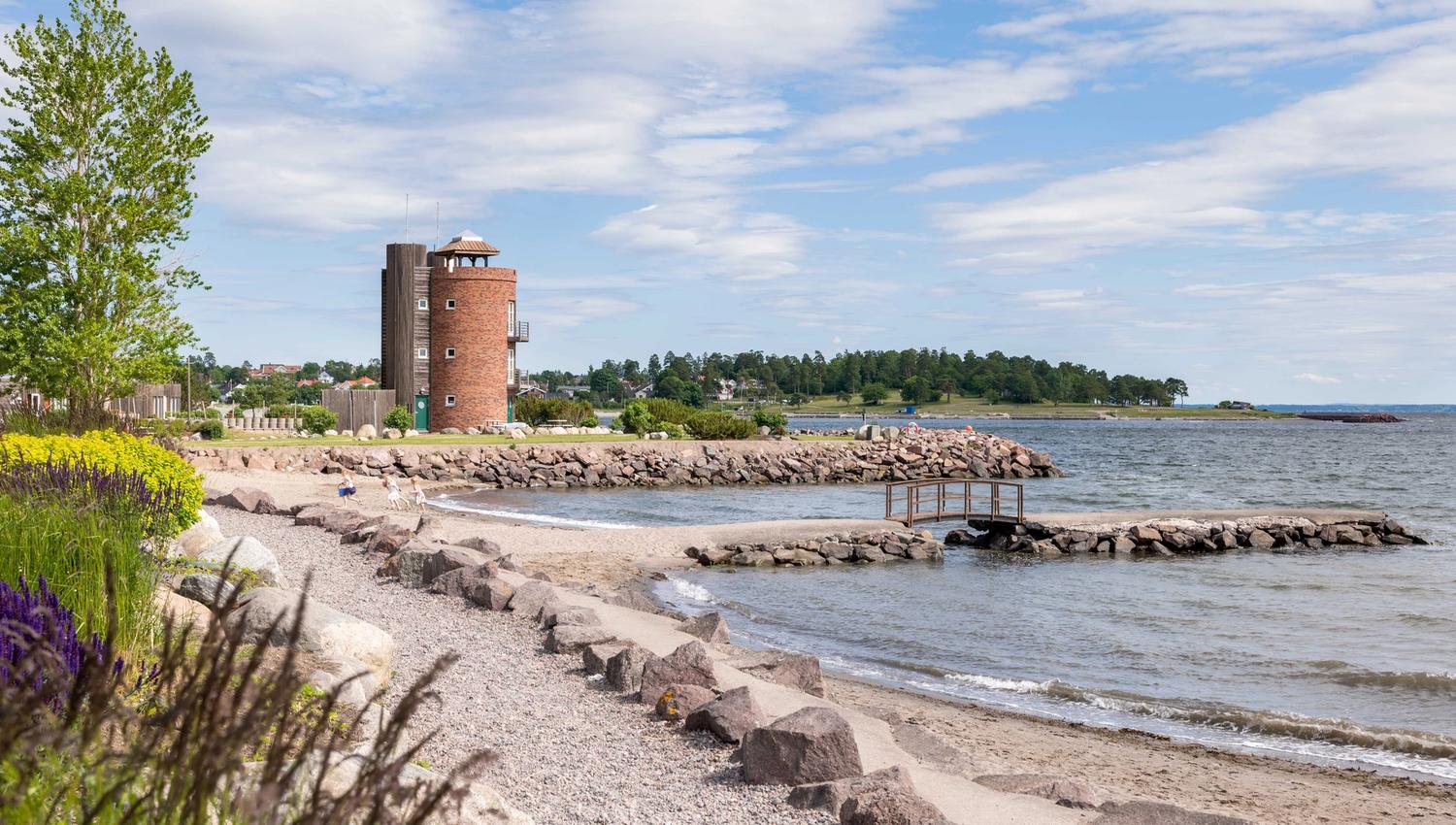 Oversiktsbilde over strand og tårnet