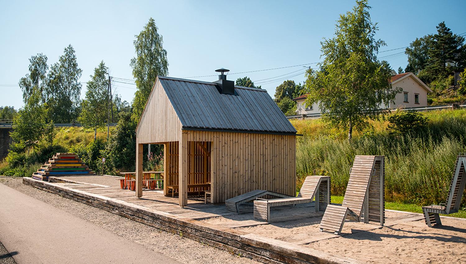 rasteplass ved gang - og sykkelsti "Kragerøbanen" i Drangedal