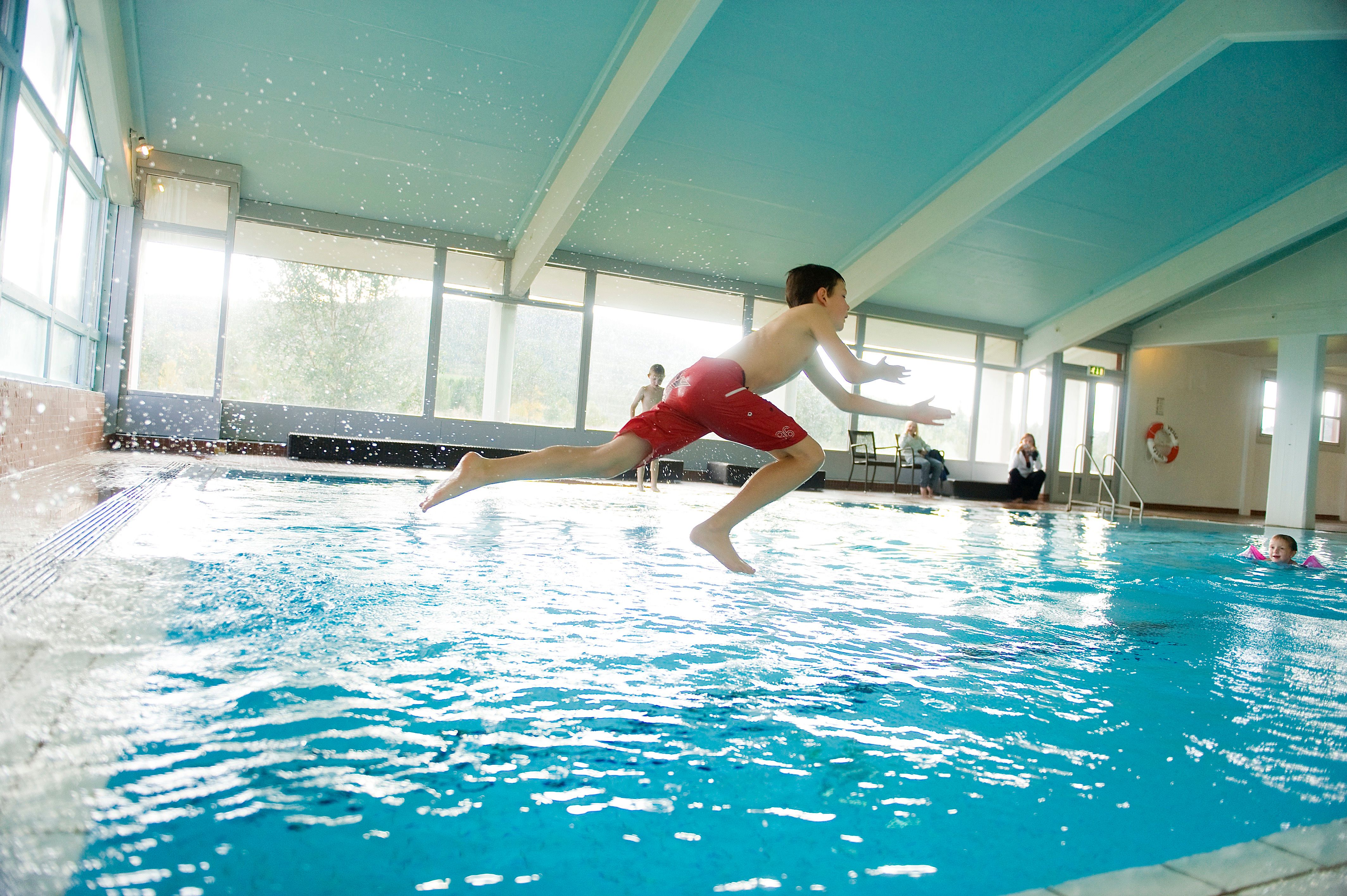 Barn hopper i basseng