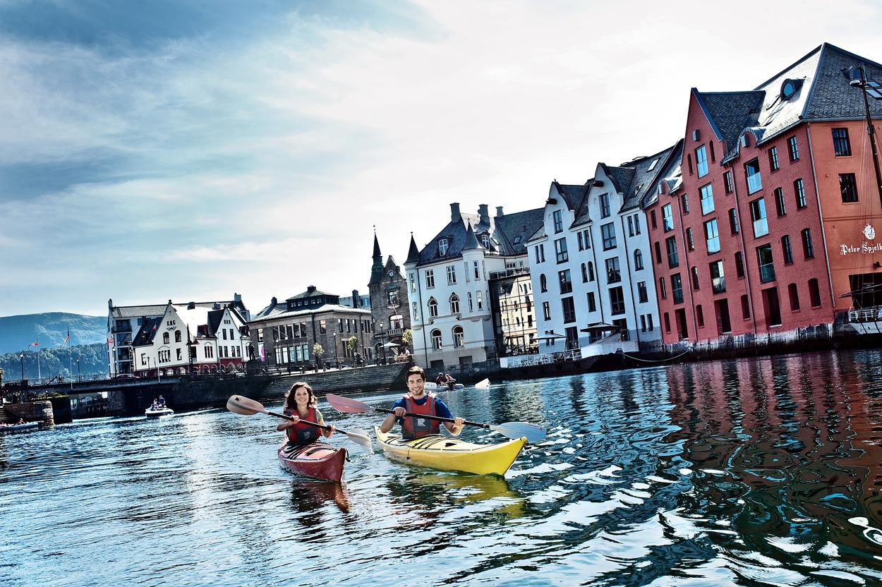 Family Tour in Ålesund by Kayak