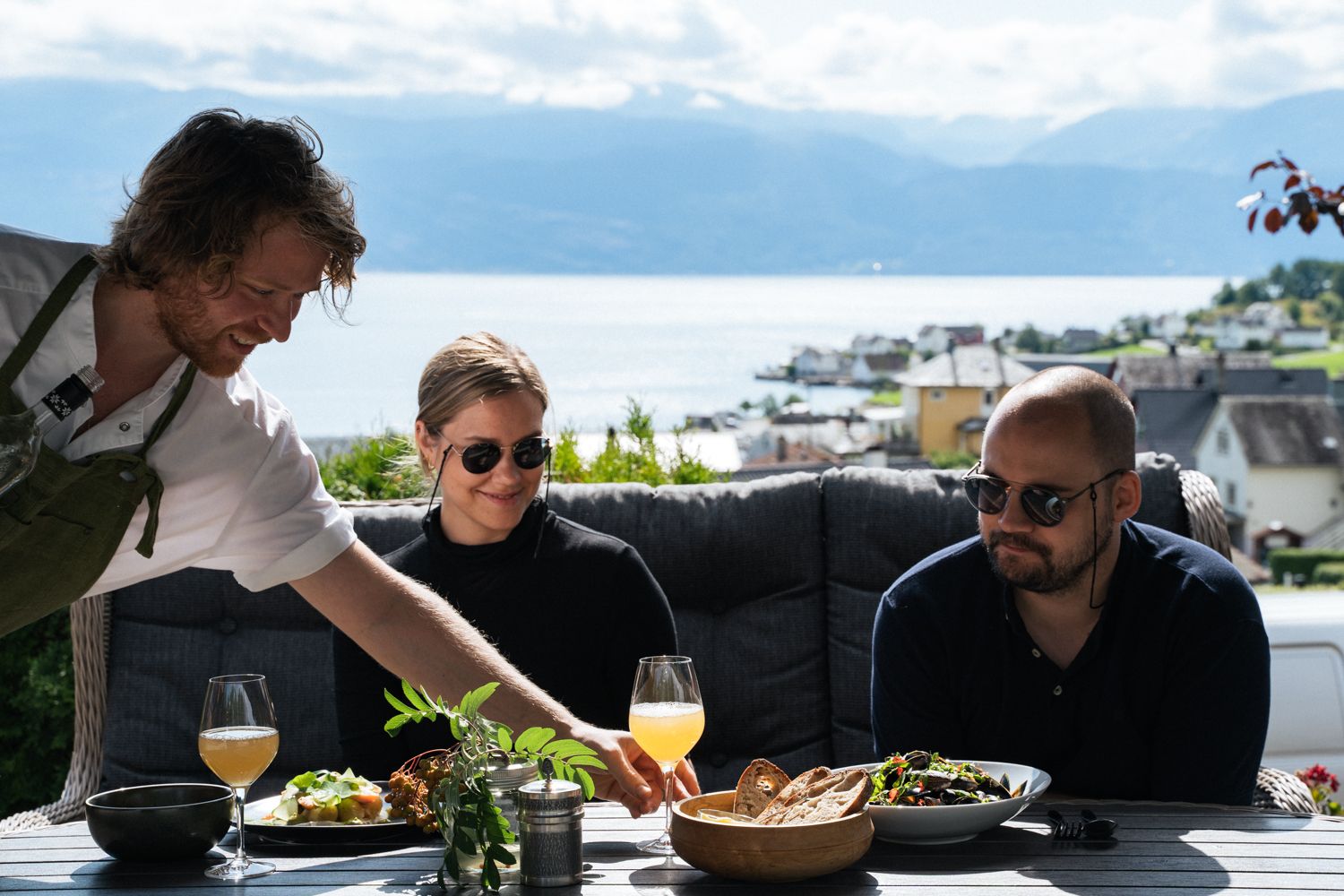 Nyt kortreist mat og eplemost frå Hardanger med spektakulær utsikt over fjorden på Spildegarden.