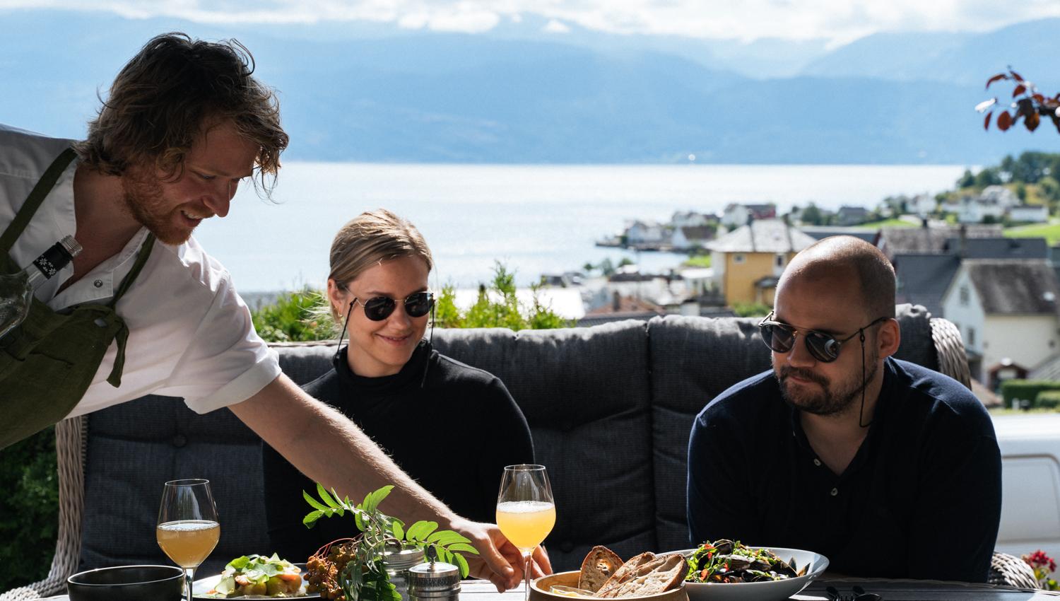 Nyt kortreist mat og eplemost frå Hardanger med spektakulær utsikt over fjorden på Spildegarden.