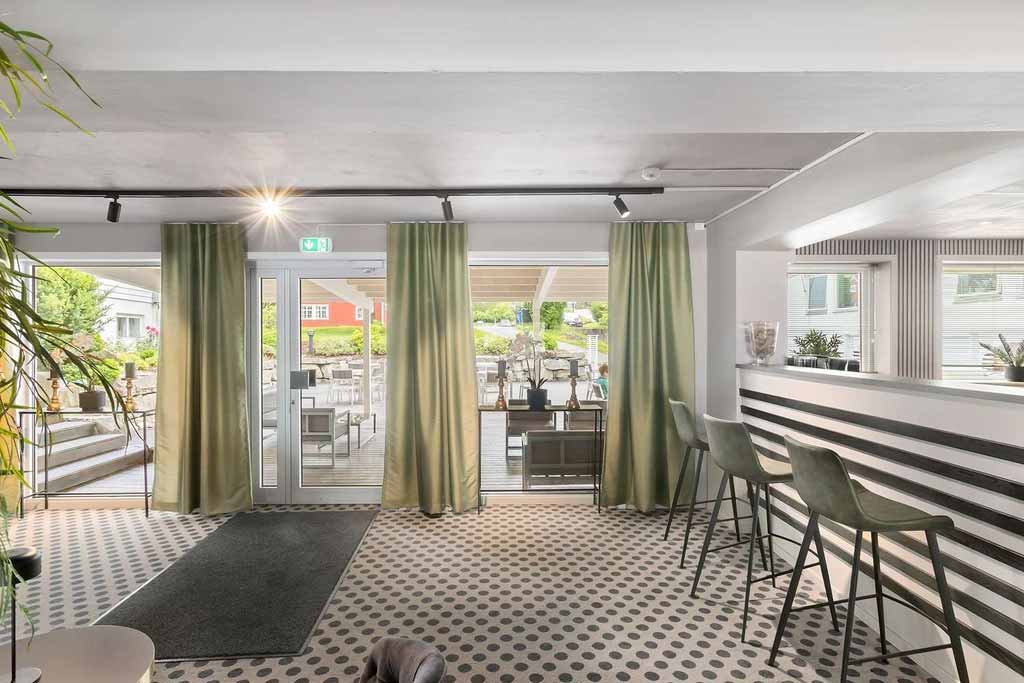 Barområdet på Kinsarvik Fjordhotel, med stilfull innreiing og god atmosfære for gjestene.