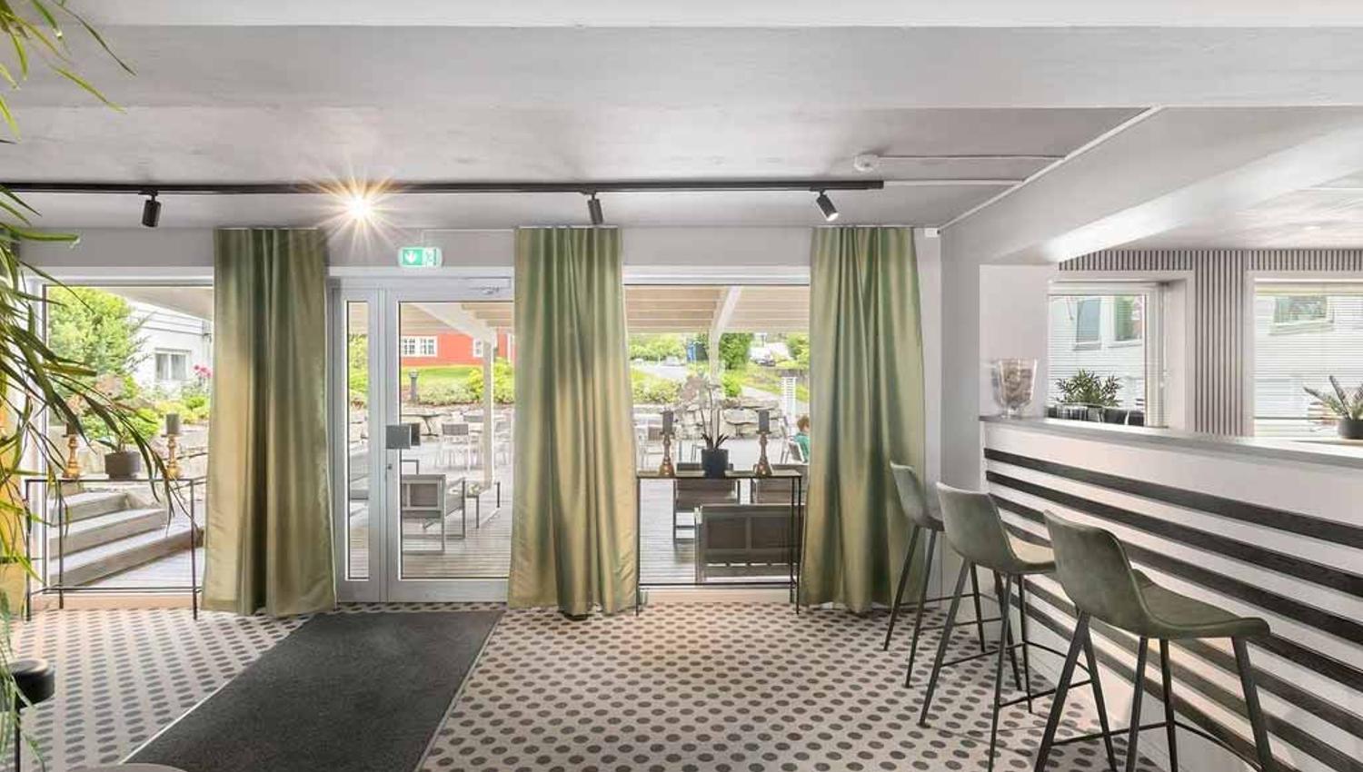 Barområdet på Kinsarvik Fjordhotel, med stilfull innreiing og god atmosfære for gjestene.
