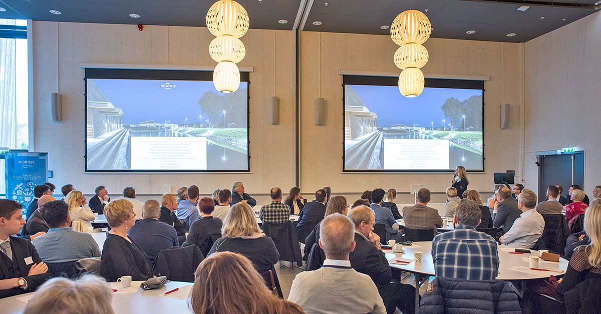 Deltakere inne i konferansesal