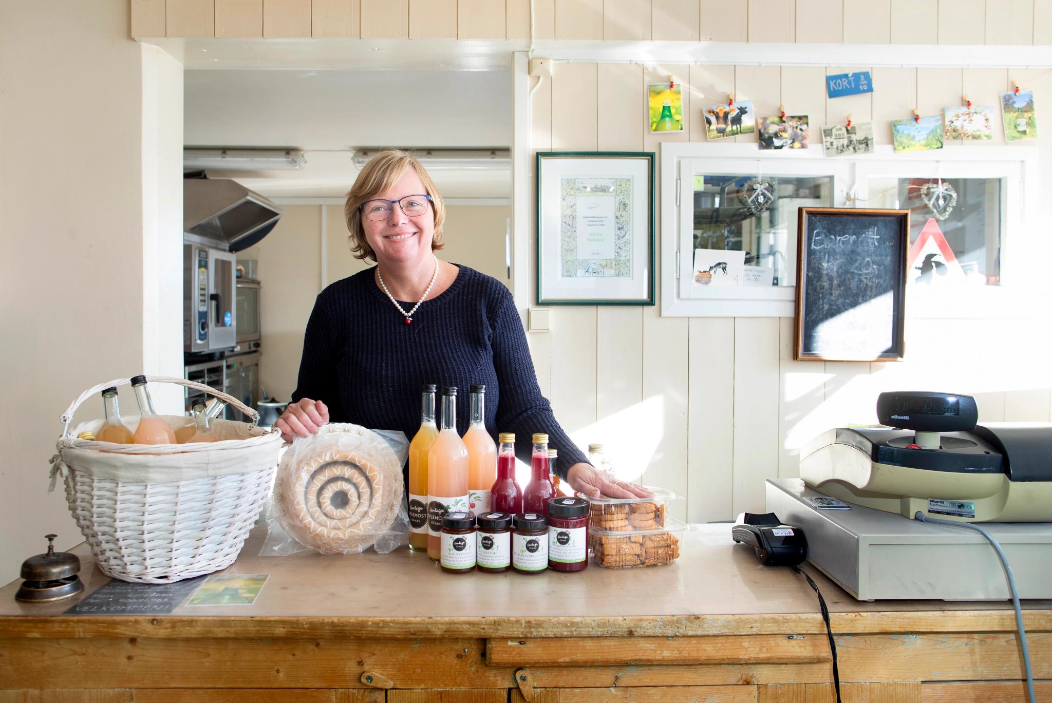 Hemlaga på Næs, Hadeland, Mari bak disken