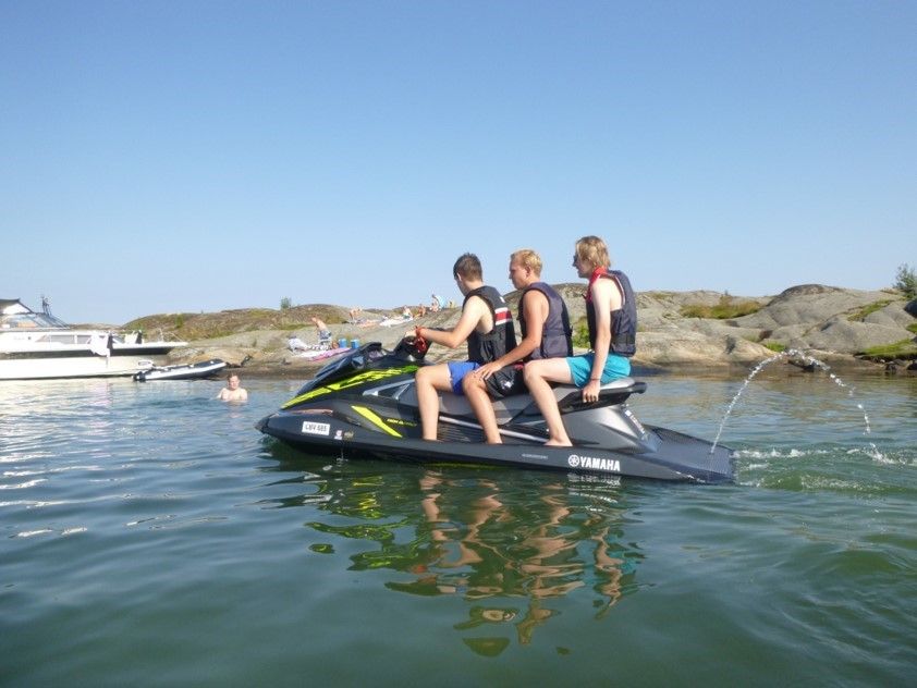 tre menn på en vannscooter