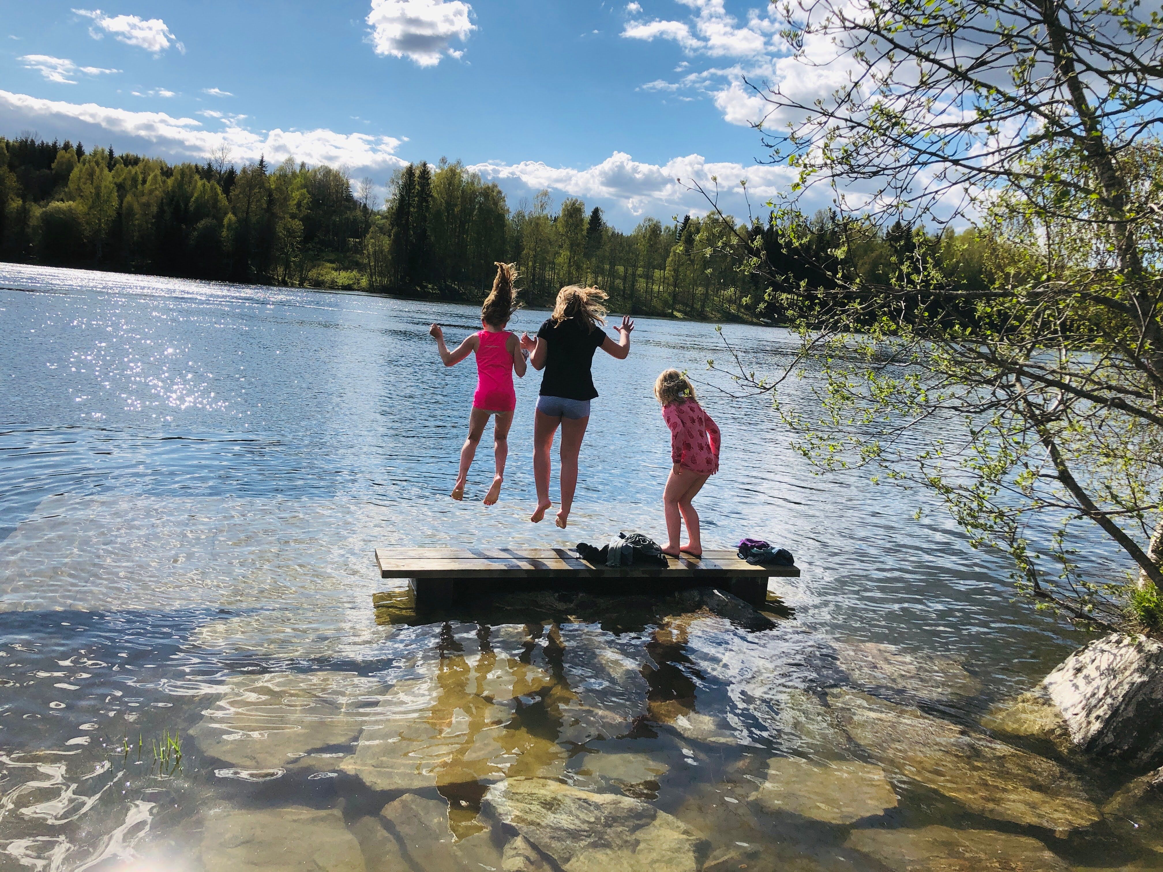 jenter som hopper i vannet