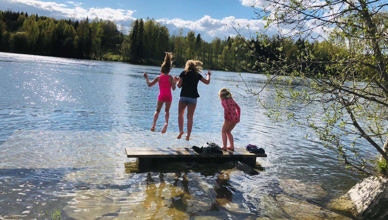 jenter som hopper i vannet