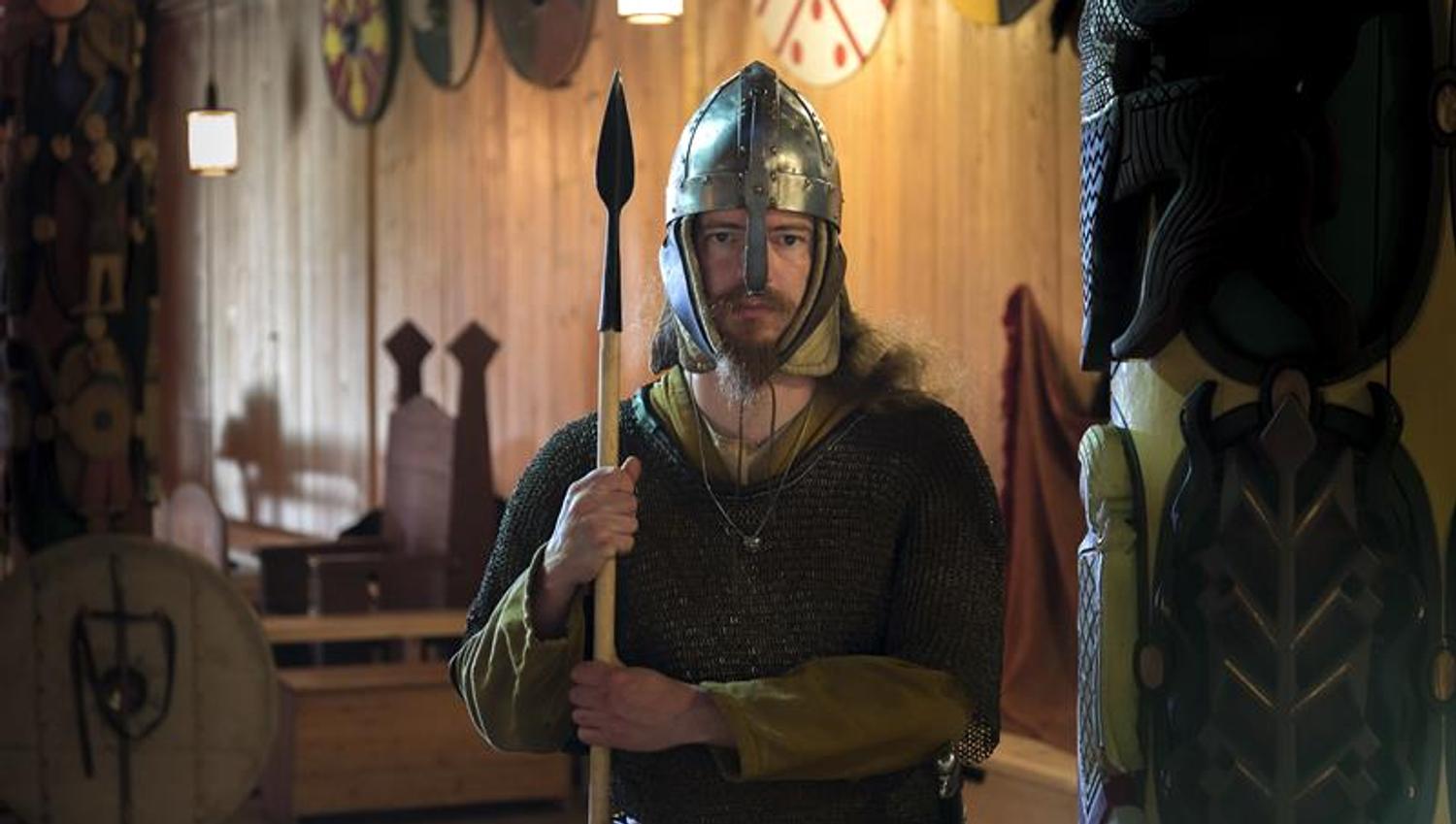 Mann utkledd som en viking