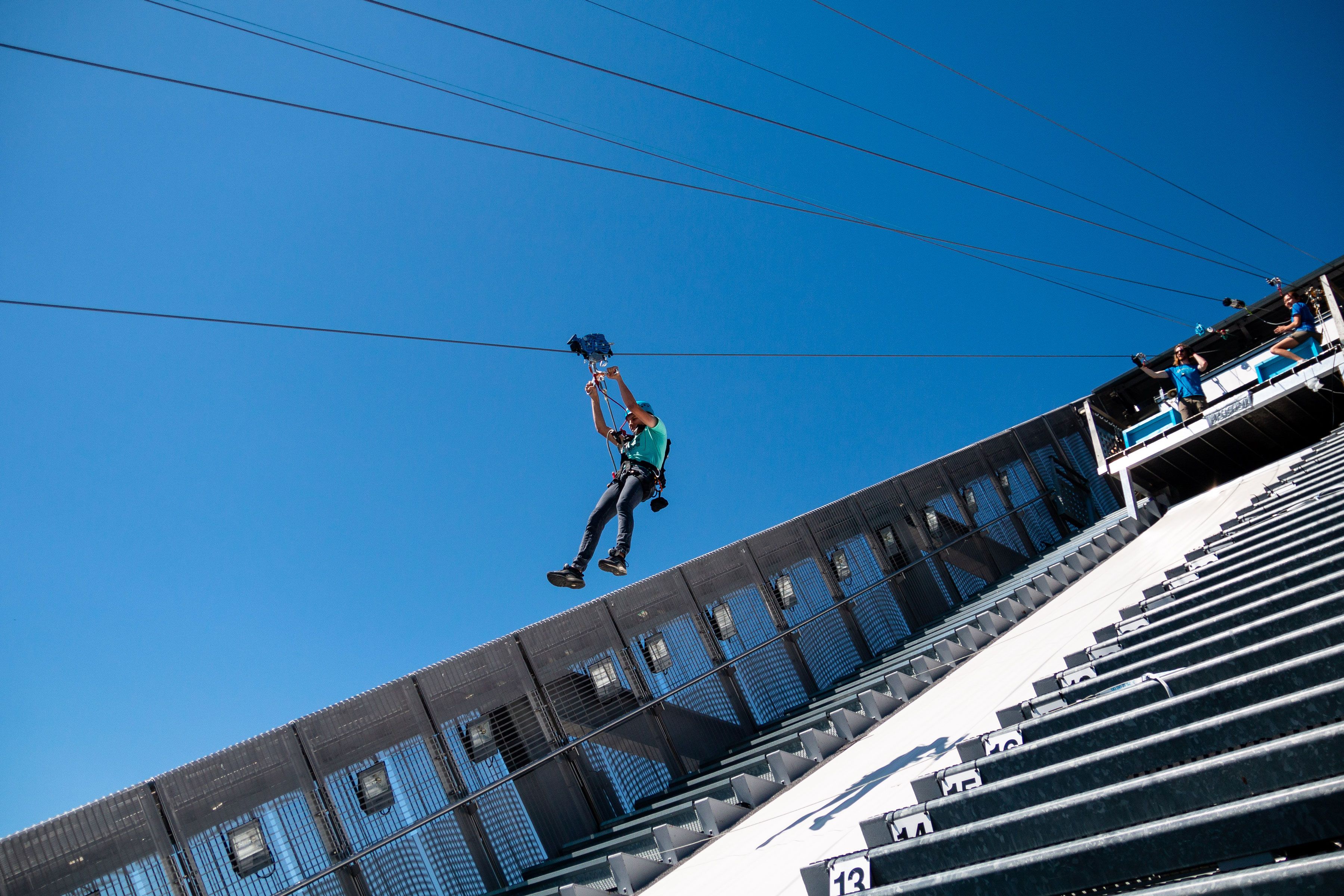 En person som zipliner nedover Holmenkollbakken.