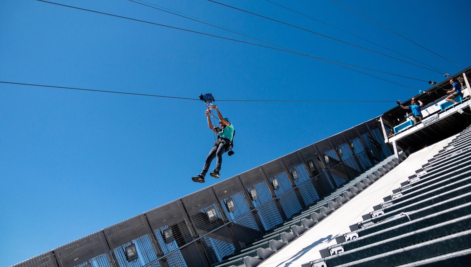 En person som zipliner nedover Holmenkollbakken.