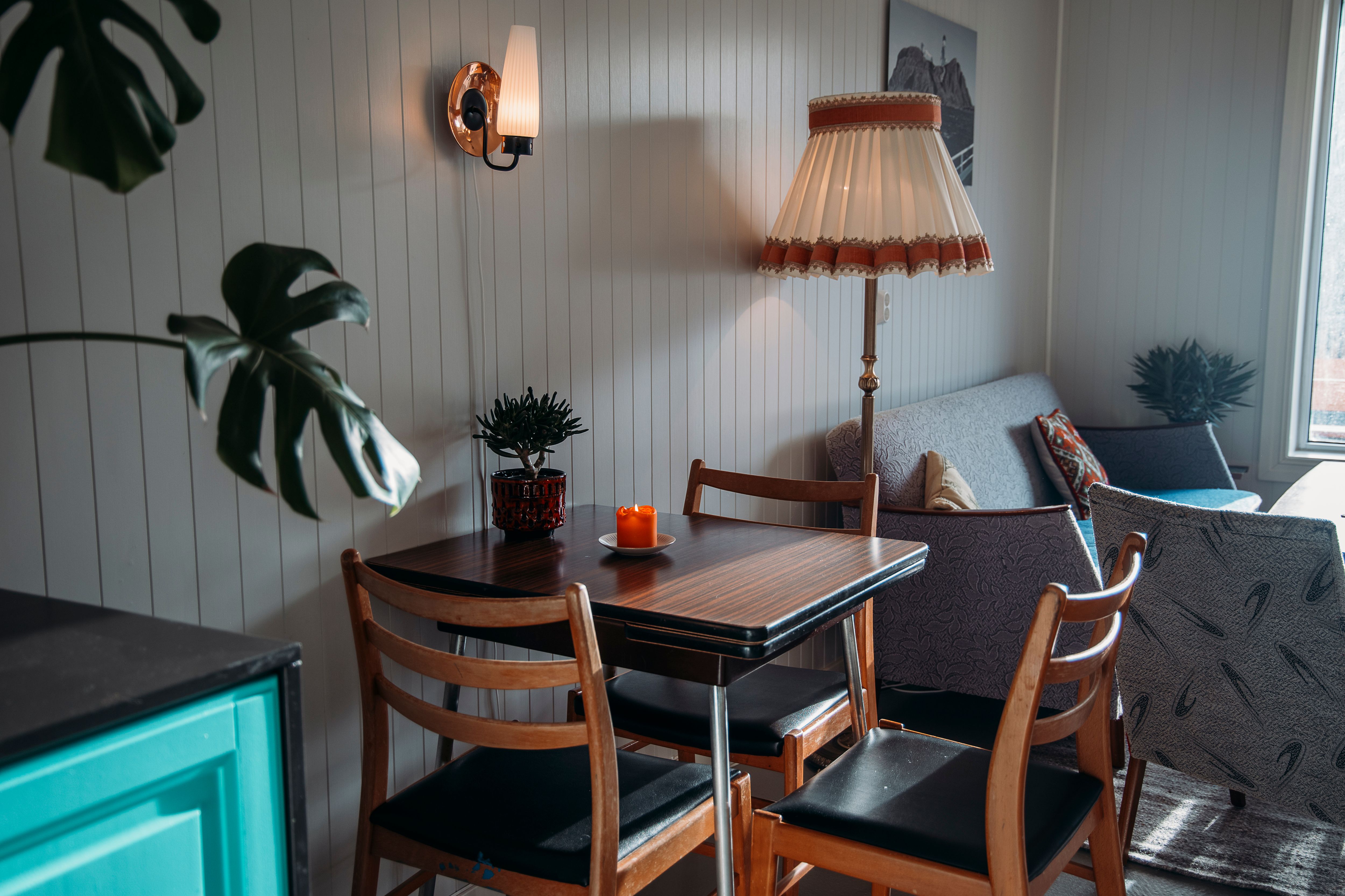 Ein sjelfull lita kafé, pub og butikk.