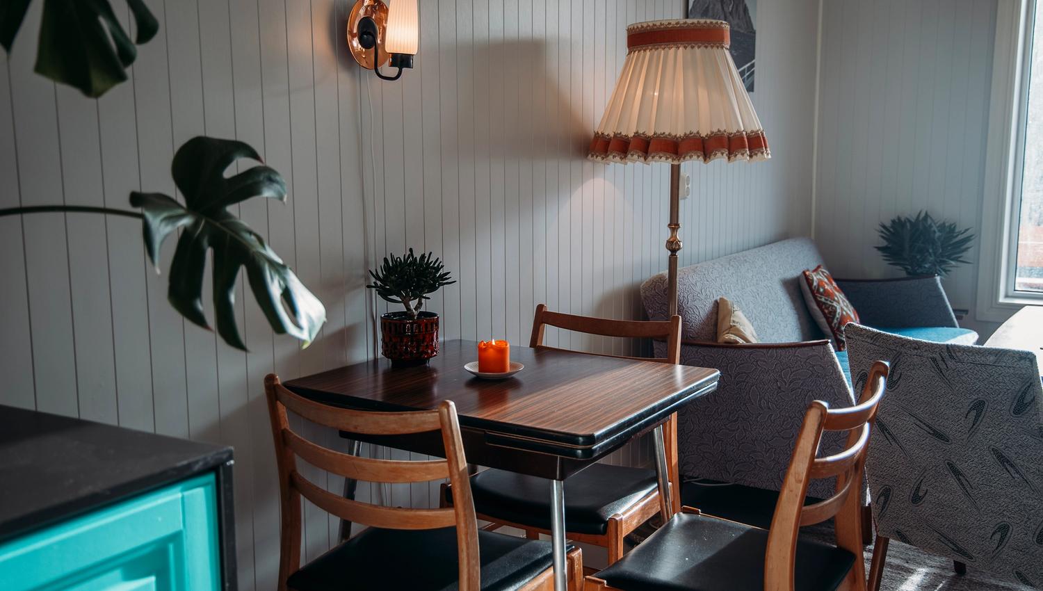 Ein sjelfull lita kafé, pub og butikk.