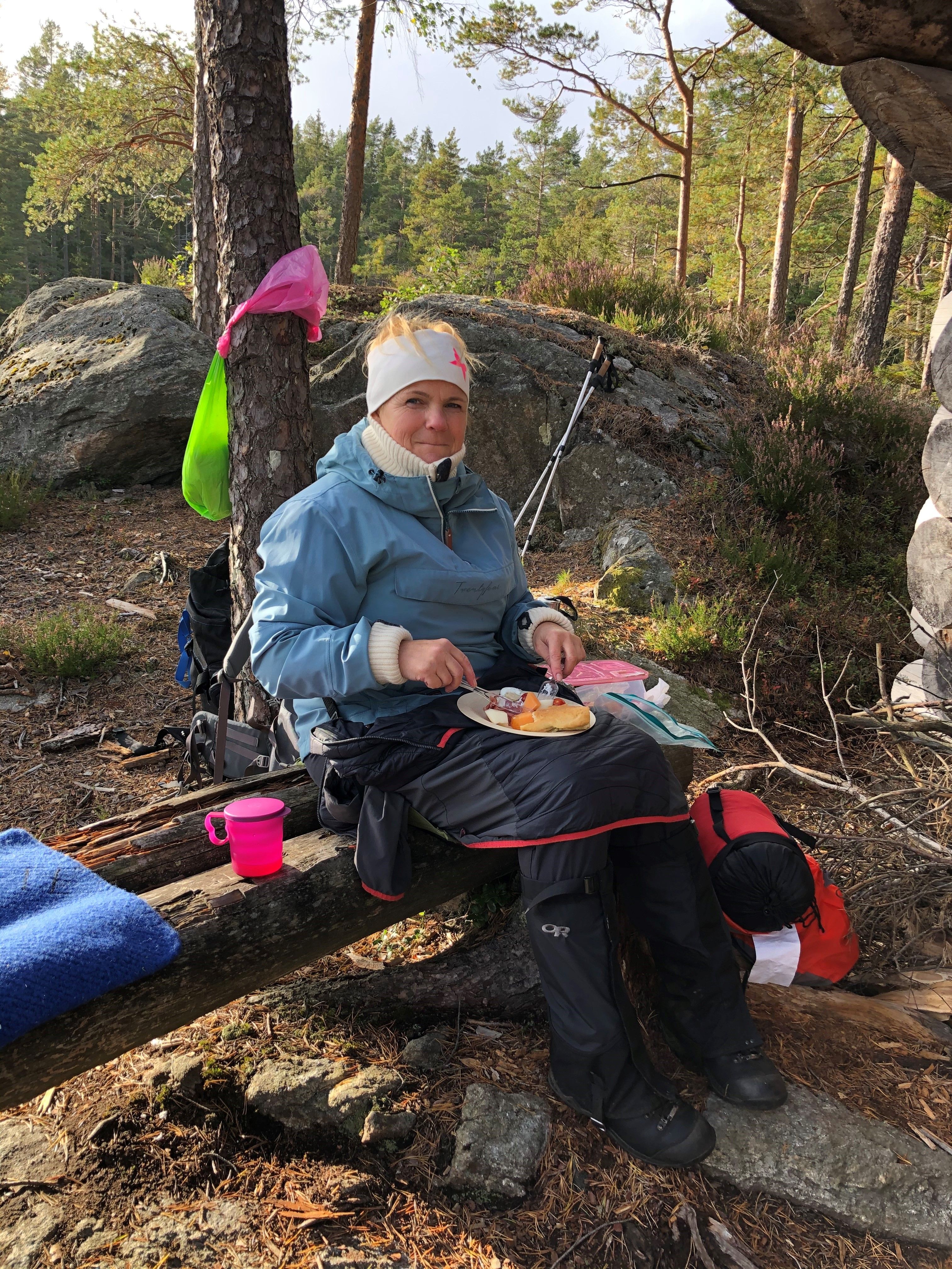 Dame som spiser mat i skogen