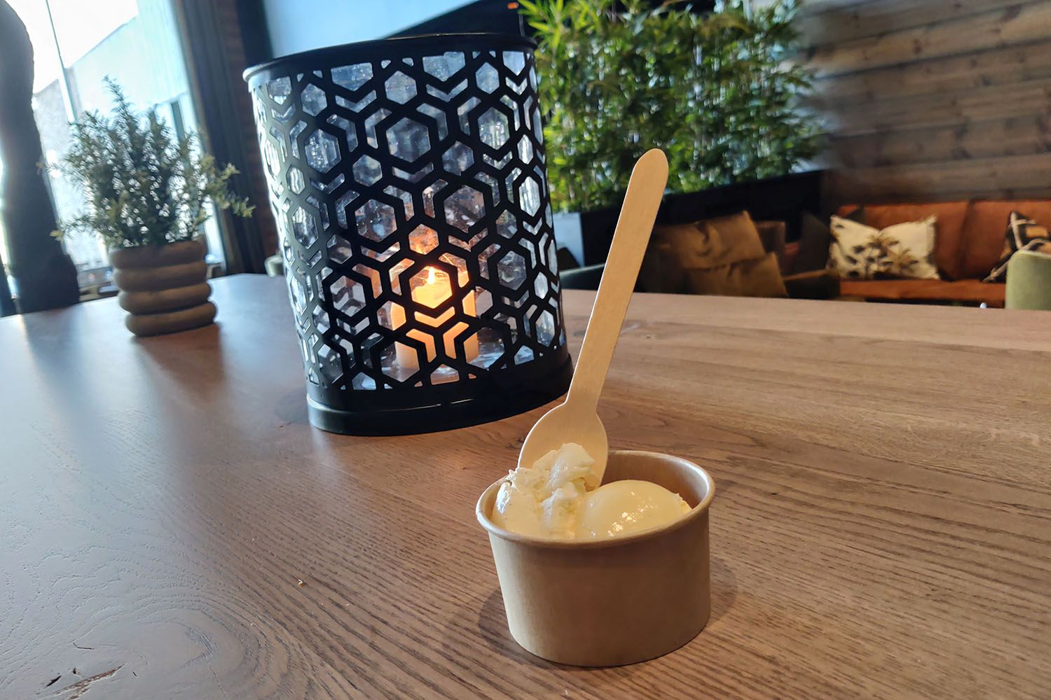 Lykt og iskrembeger på restaurantbord