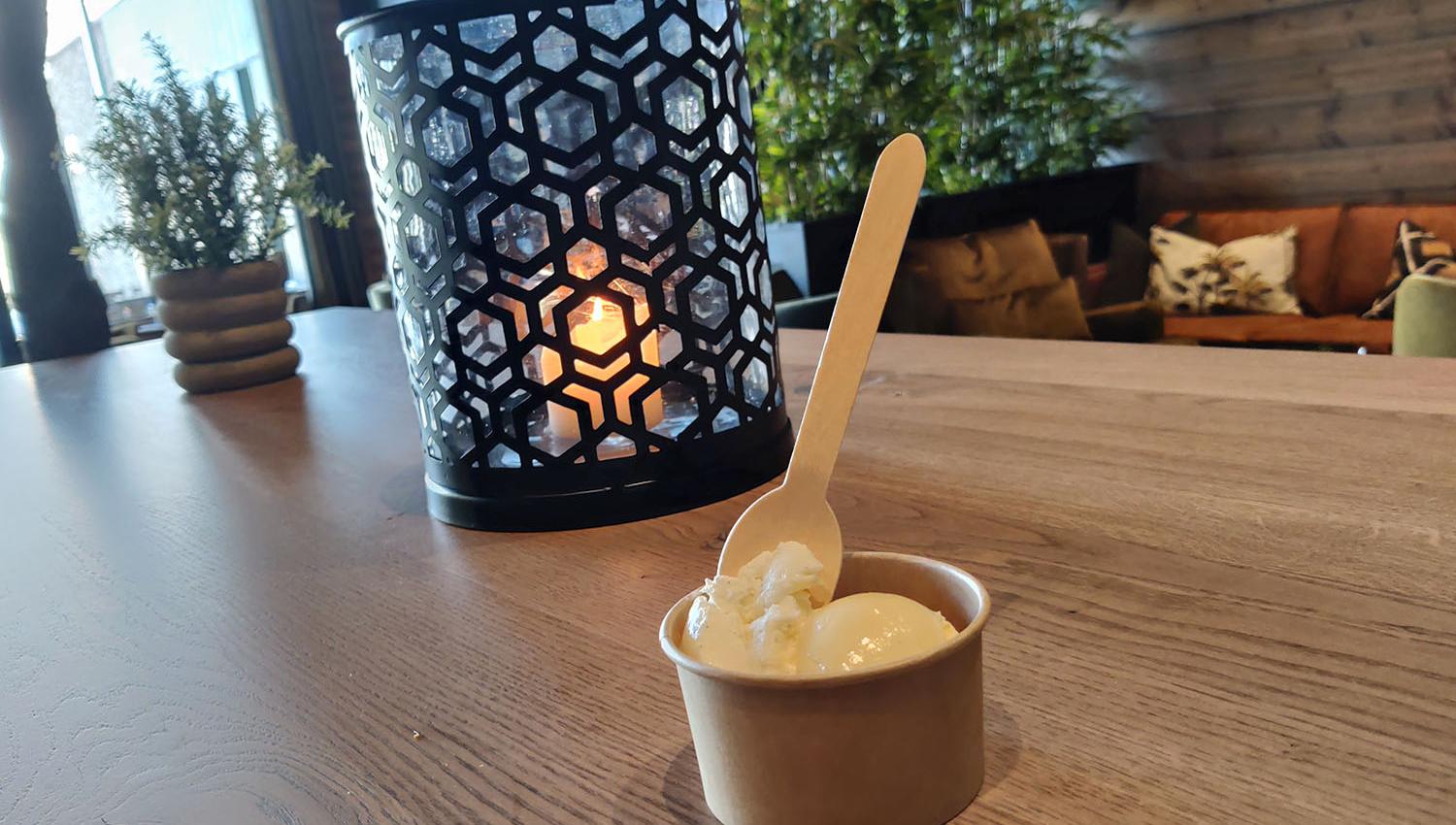 Lykt og iskrembeger på restaurantbord