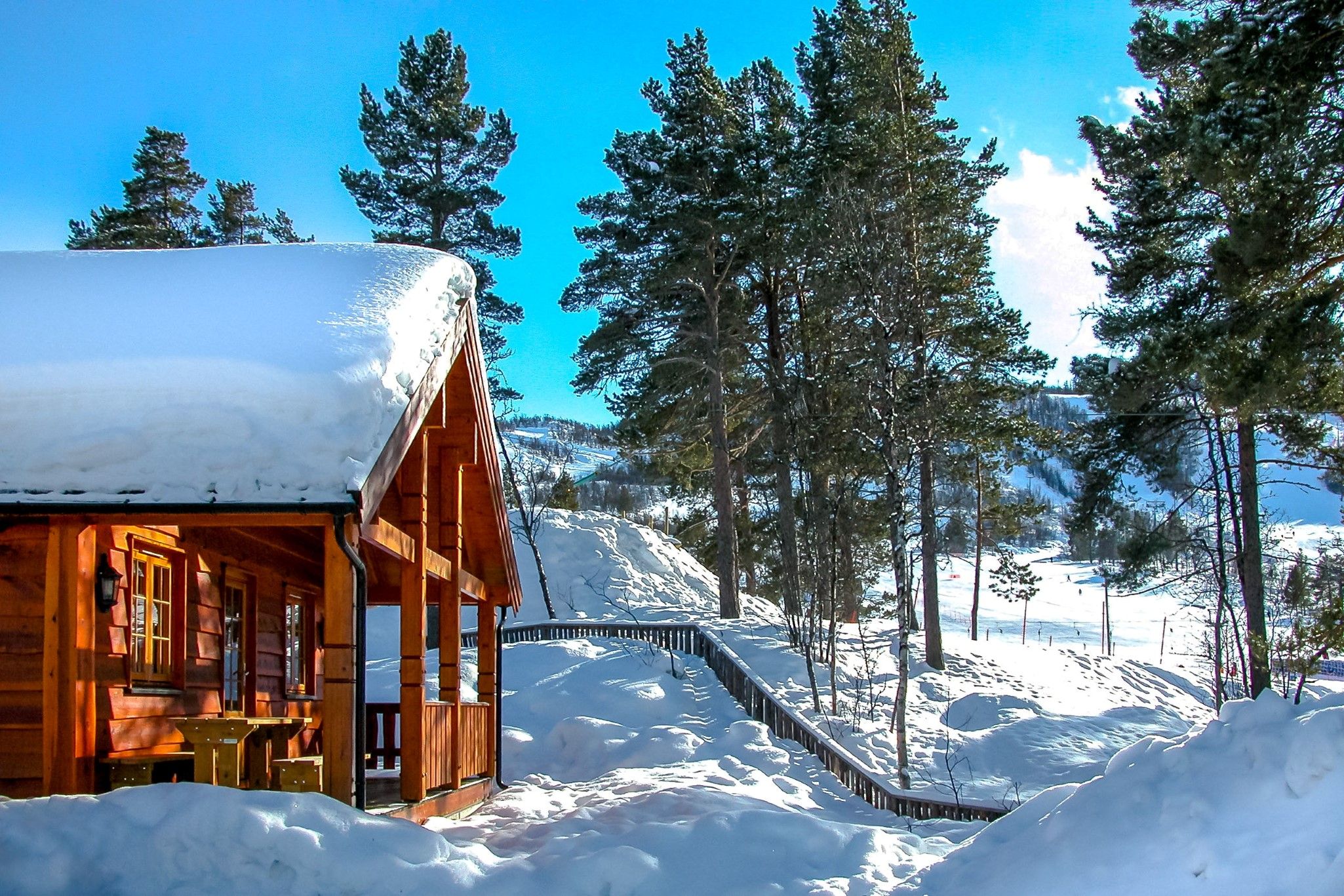 hytte-skibakke-vinter-snø-sol-geilolia-hyttetun-overnatting-geilo (Custom)