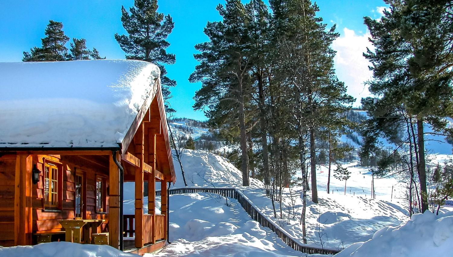 hytte-skibakke-vinter-snø-sol-geilolia-hyttetun-overnatting-geilo (Custom)
