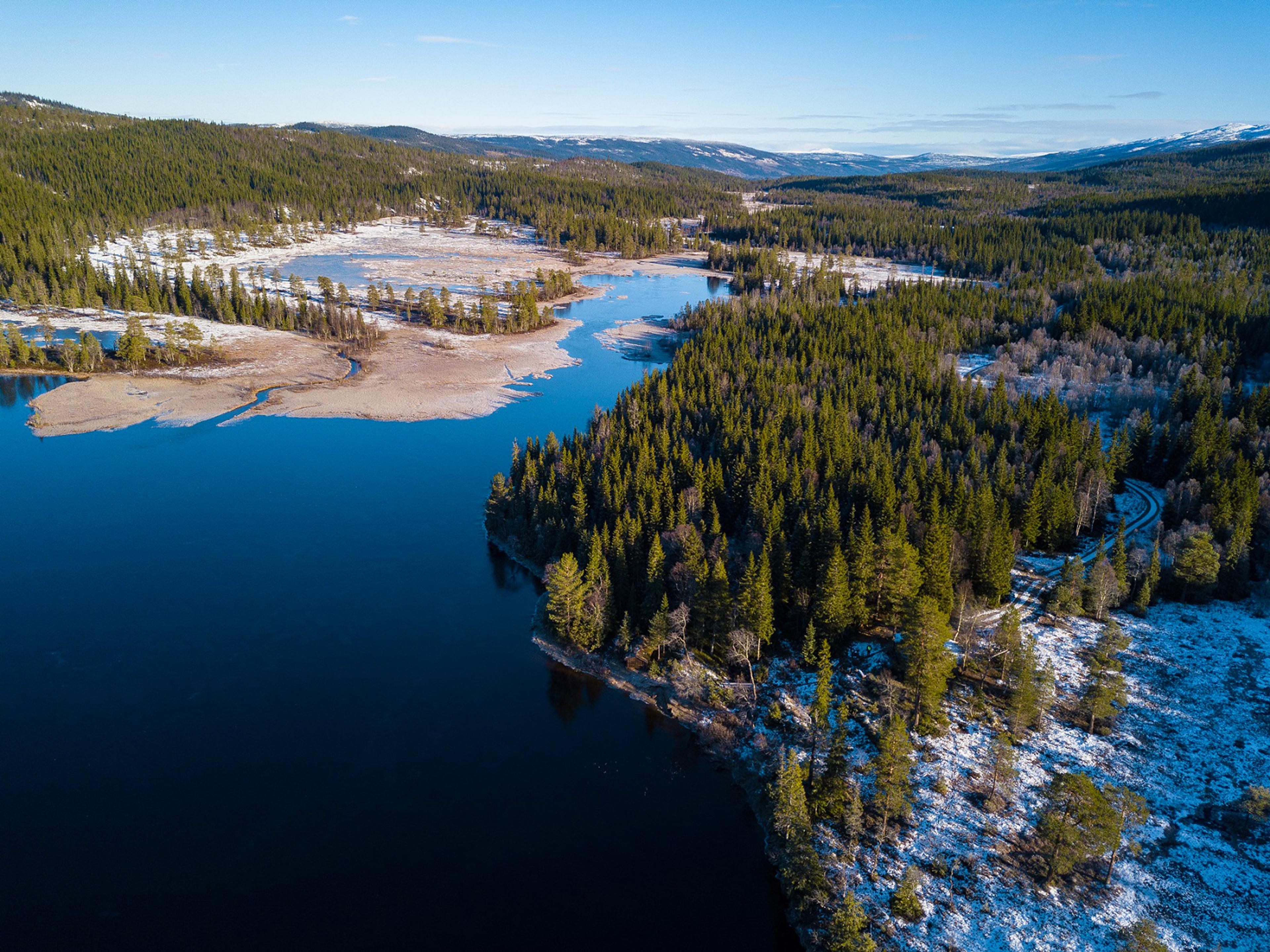Dronebilde av Roktsjøhytta og Roksjøen