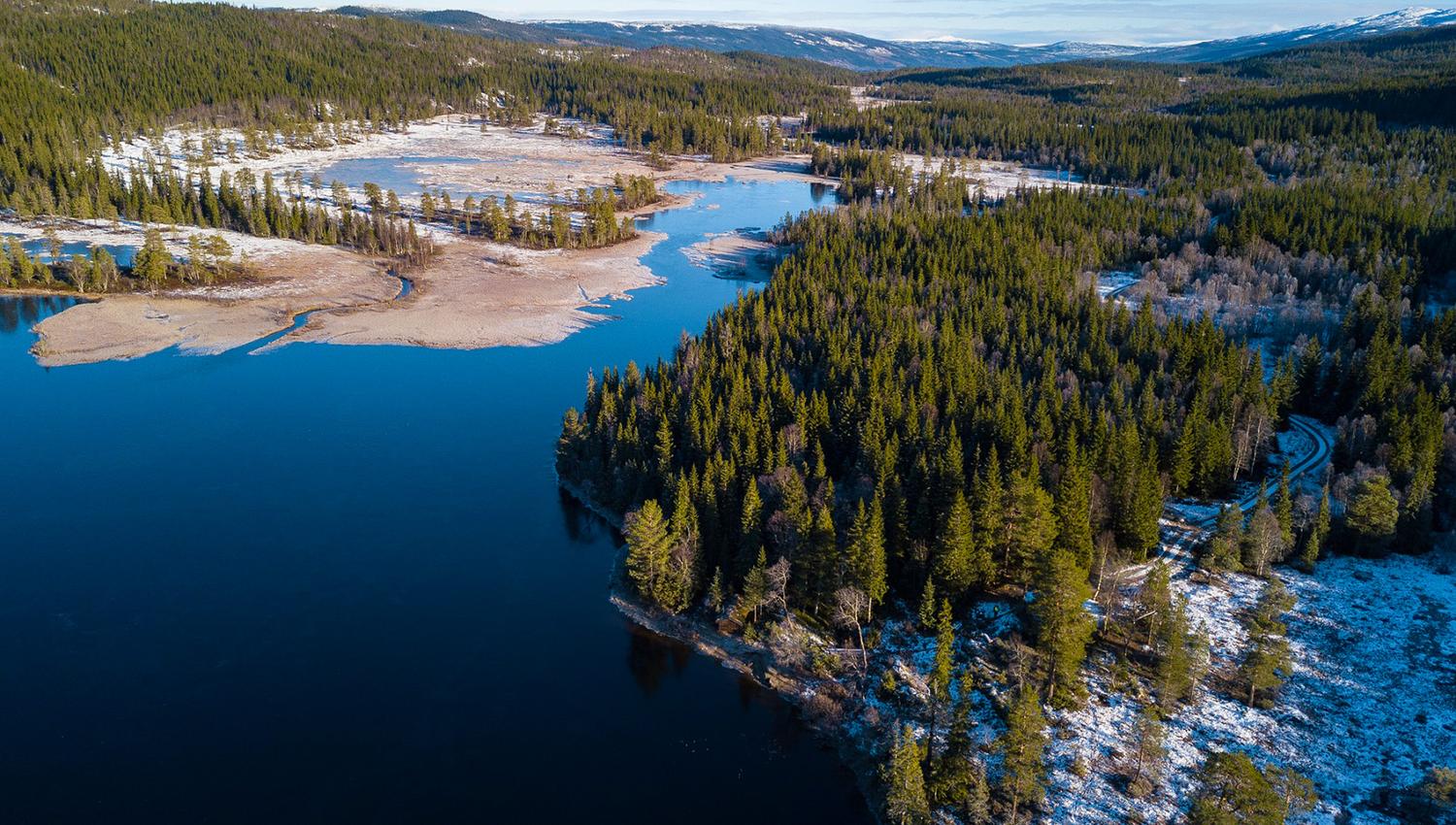 Dronebilde av Roktsjøhytta og Roksjøen