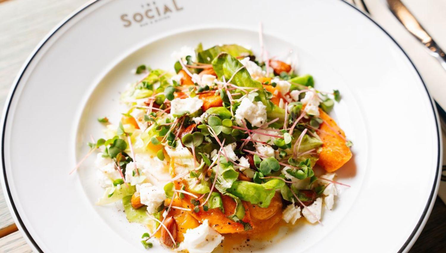 Salat på The Social Bistro i The Edge hotellet