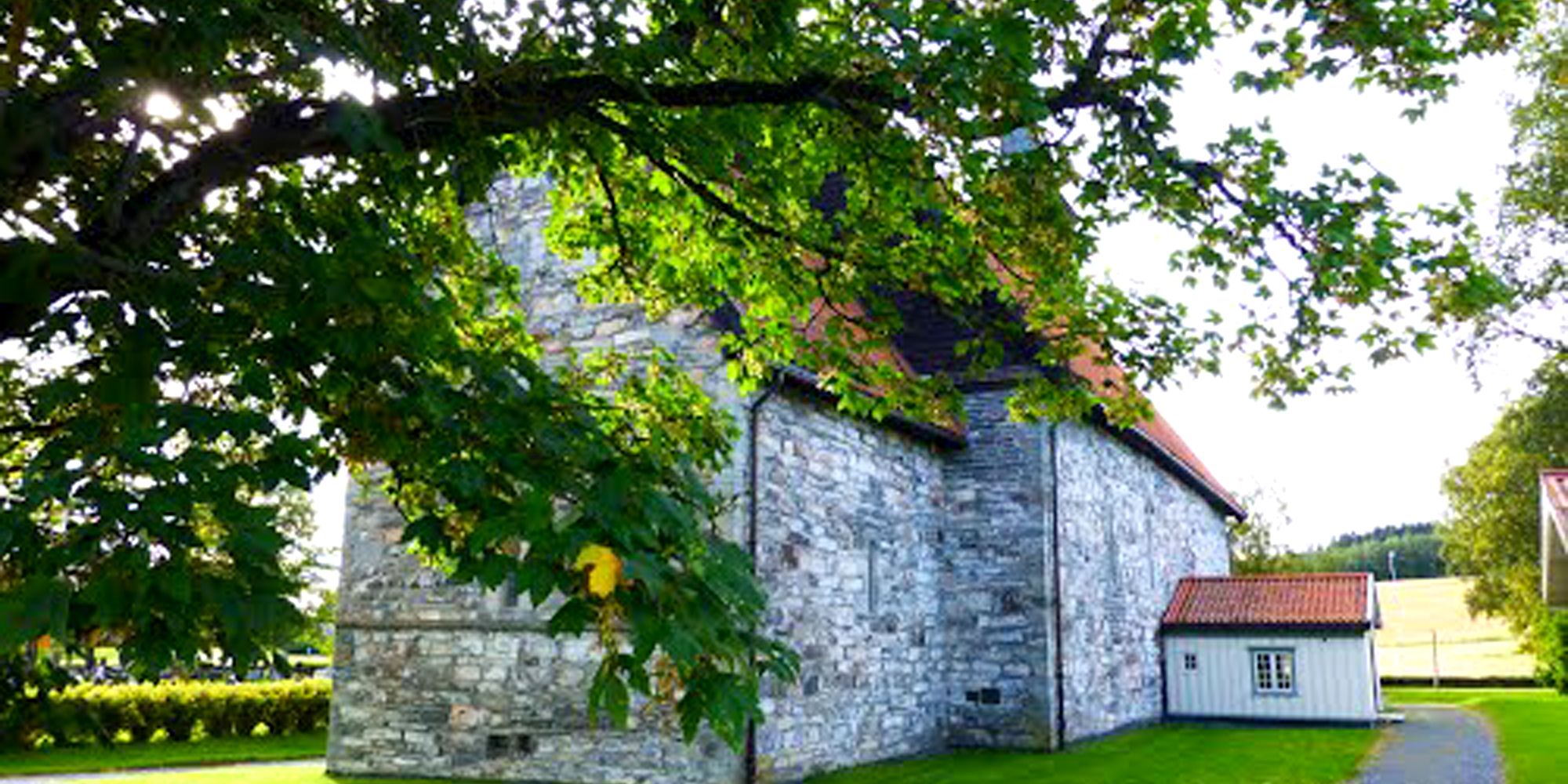 Stiklestad Kirke - bak trærne
