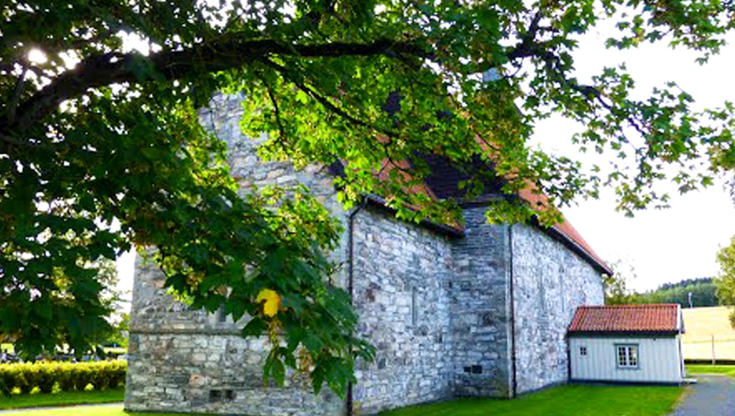 Stiklestad Kirke - bak trærne