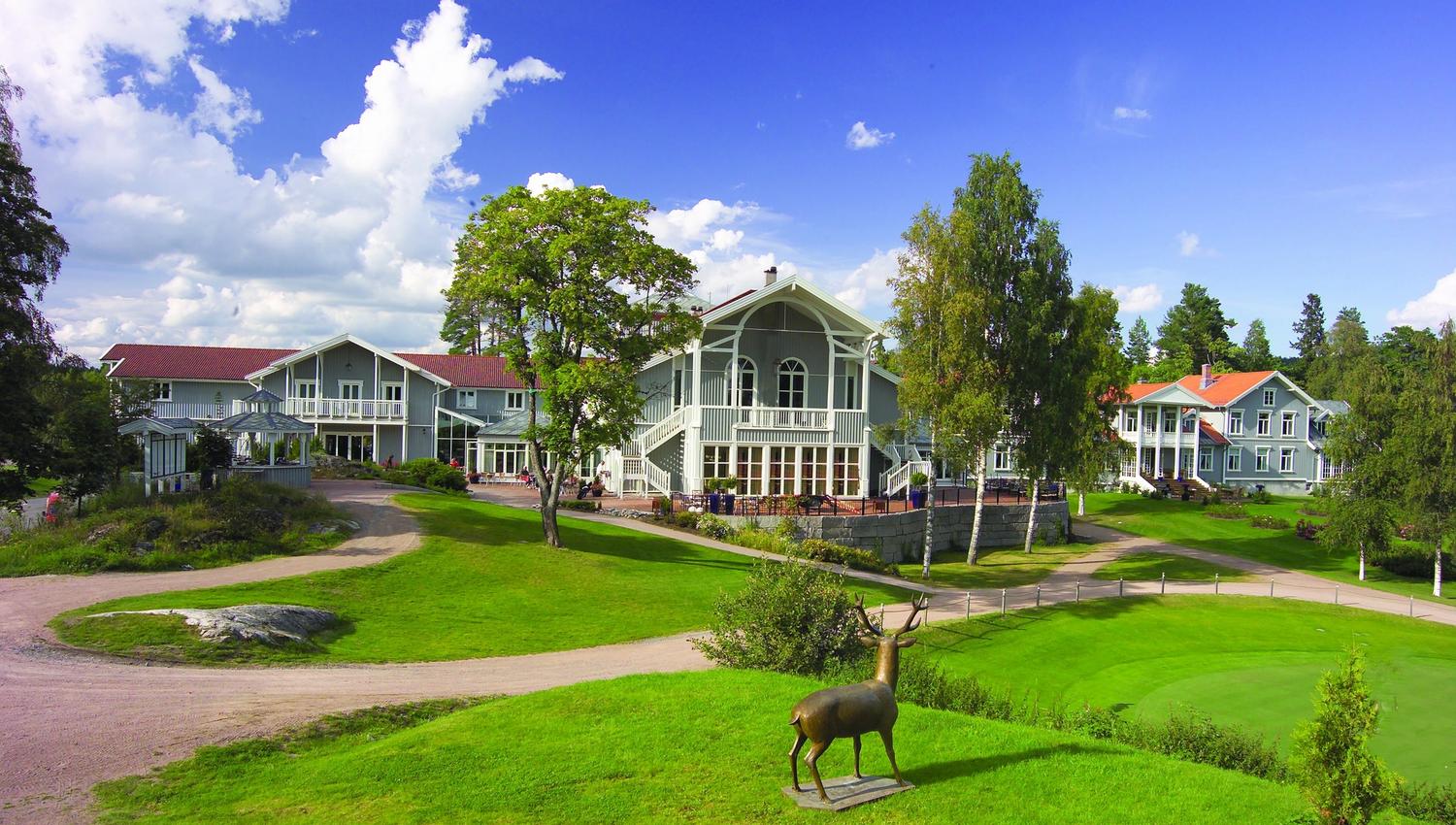 Hovedhuset sett fra hagen