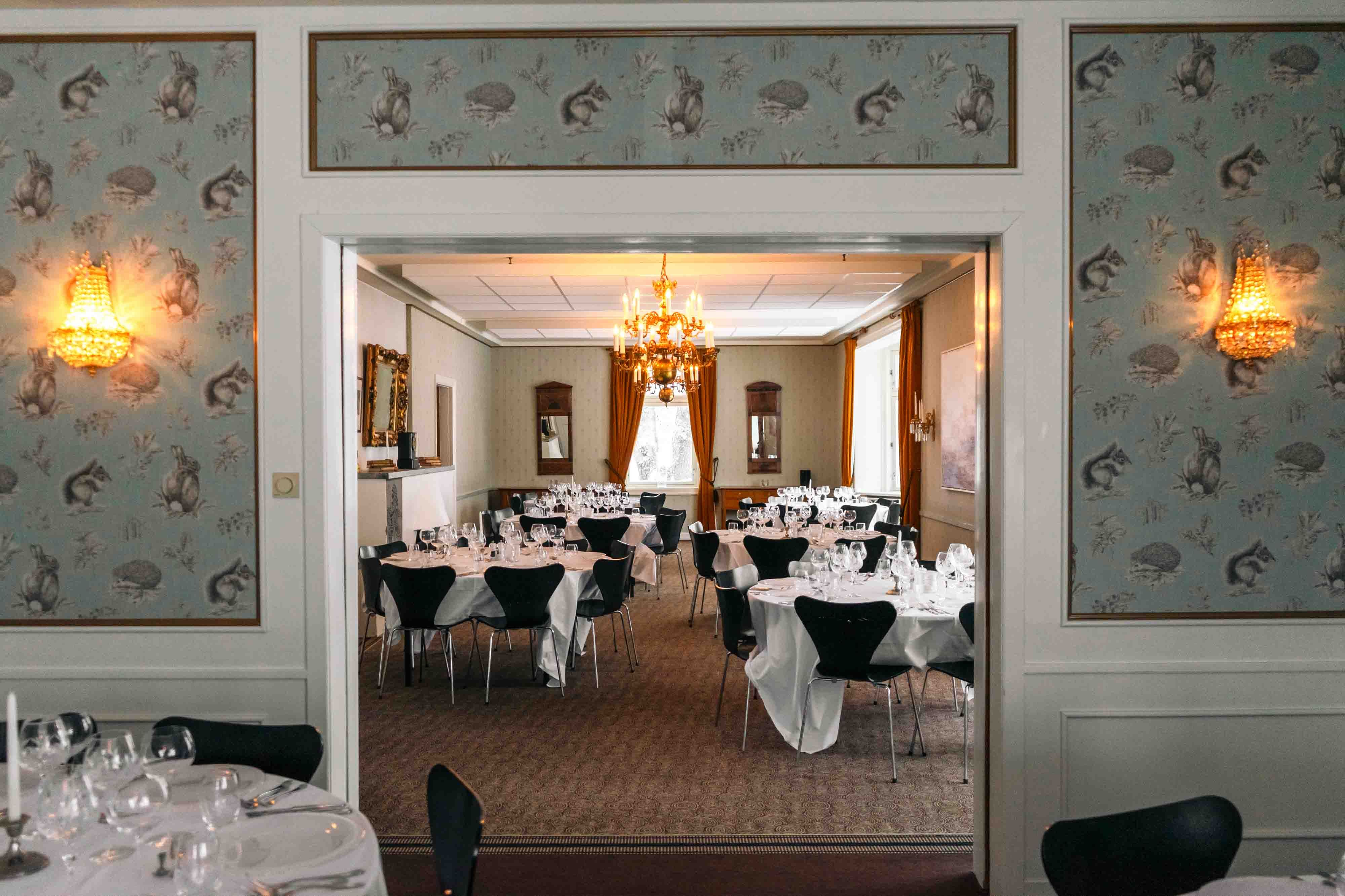 Dekket til god middag hos Thorbjørnrud Hotell