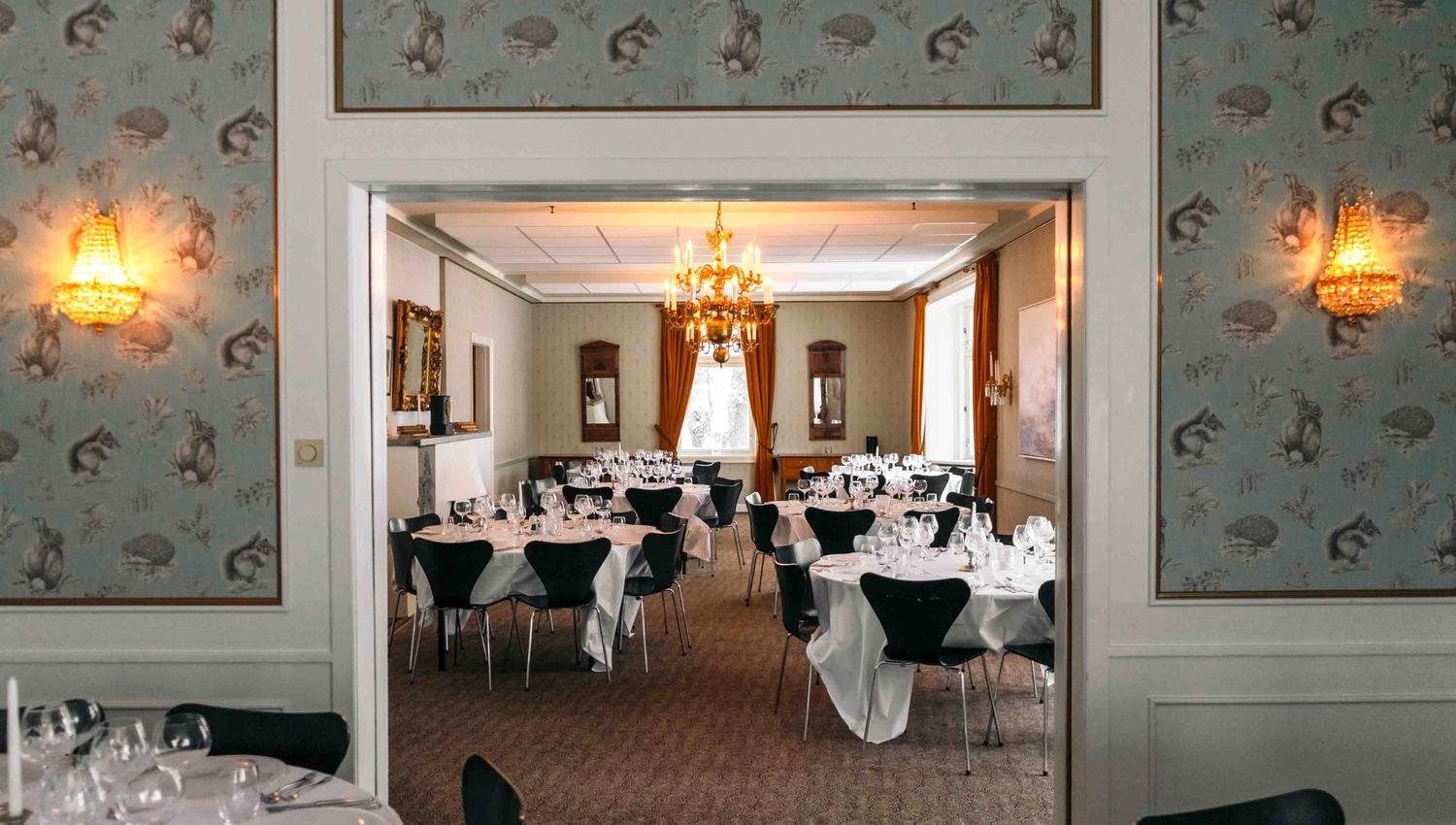 Dekket til god middag hos Thorbjørnrud Hotell
