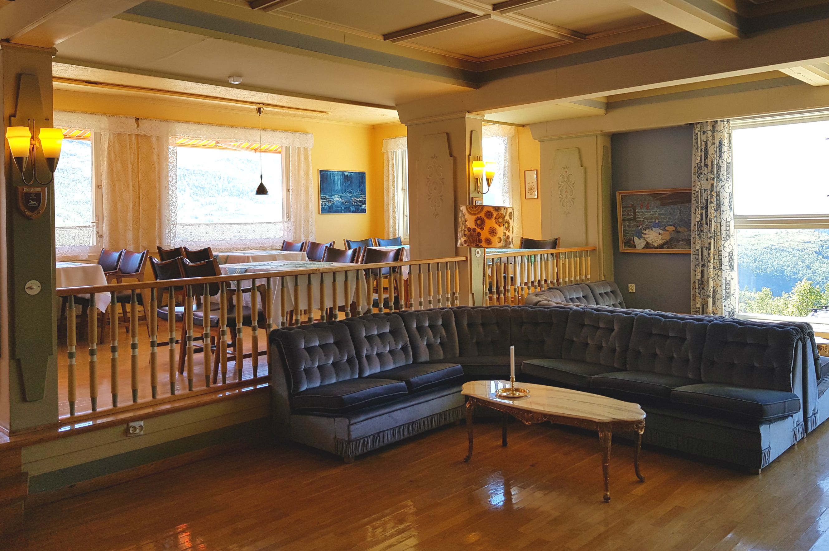 Store sofaer med spiseplass i bakgrunnen.