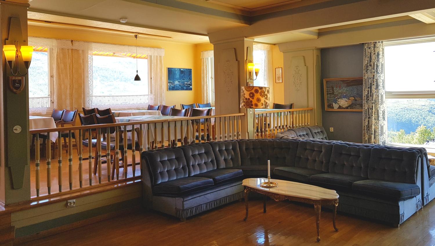 Store sofaer med spiseplass i bakgrunnen.