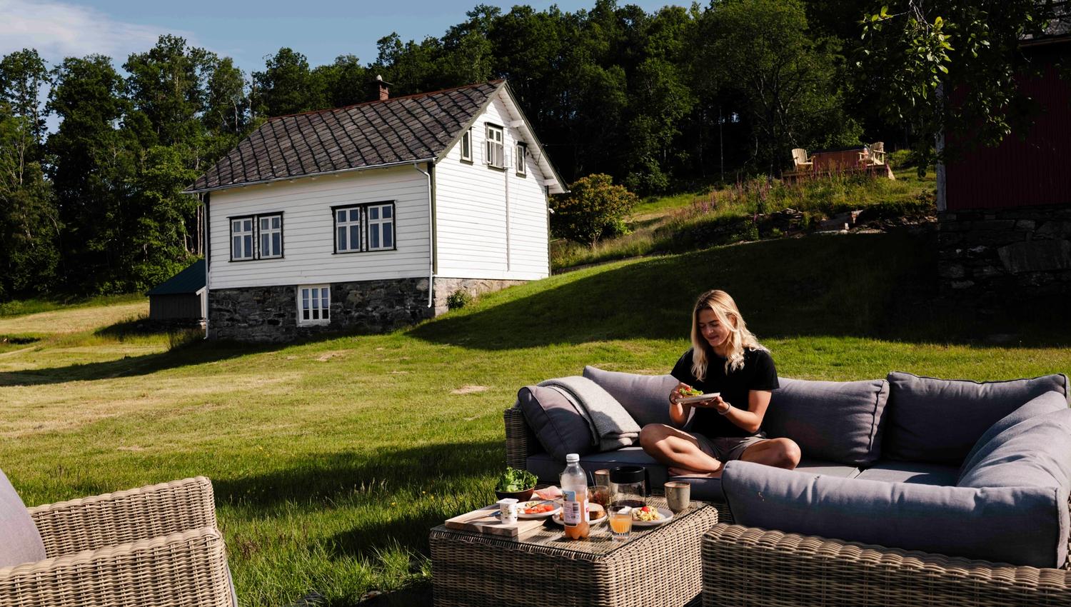Frukost servert ute på tunet ved Stigen Fjordlodge i Hardanger.