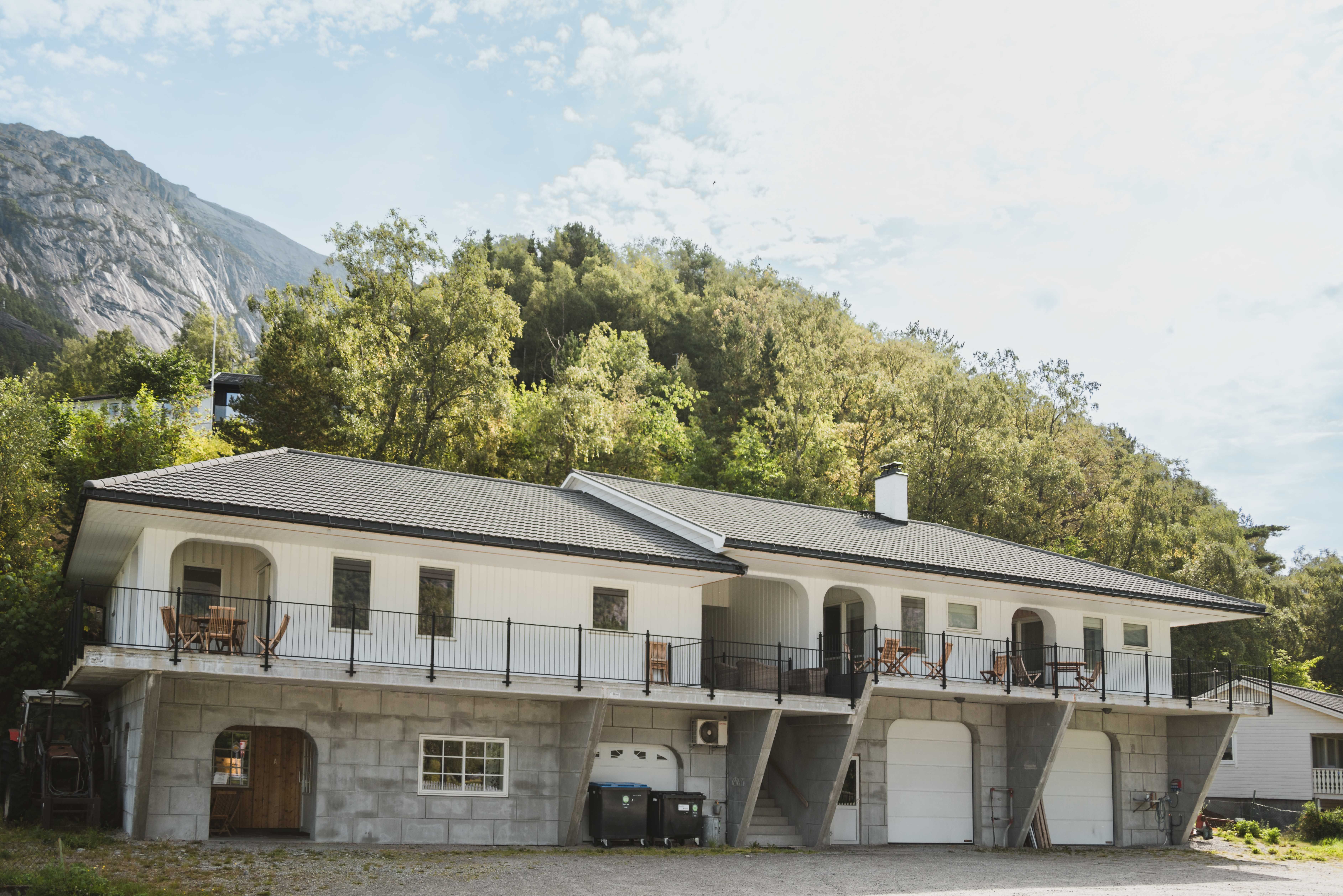 An apartmentbuilding belonging to the campground.