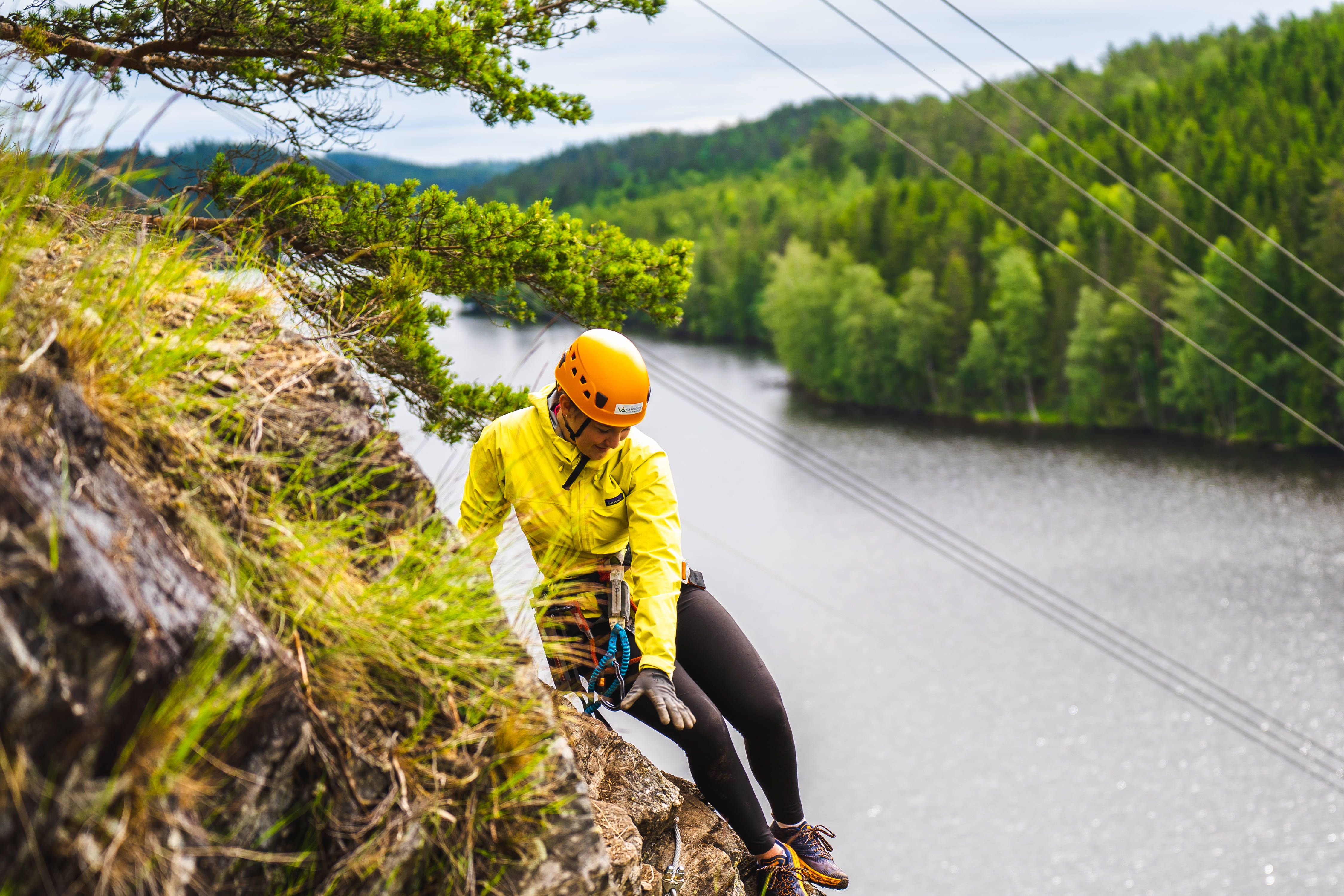 Jente i klatreløypa langs fjellet i Via ferrata Haldenkanalen