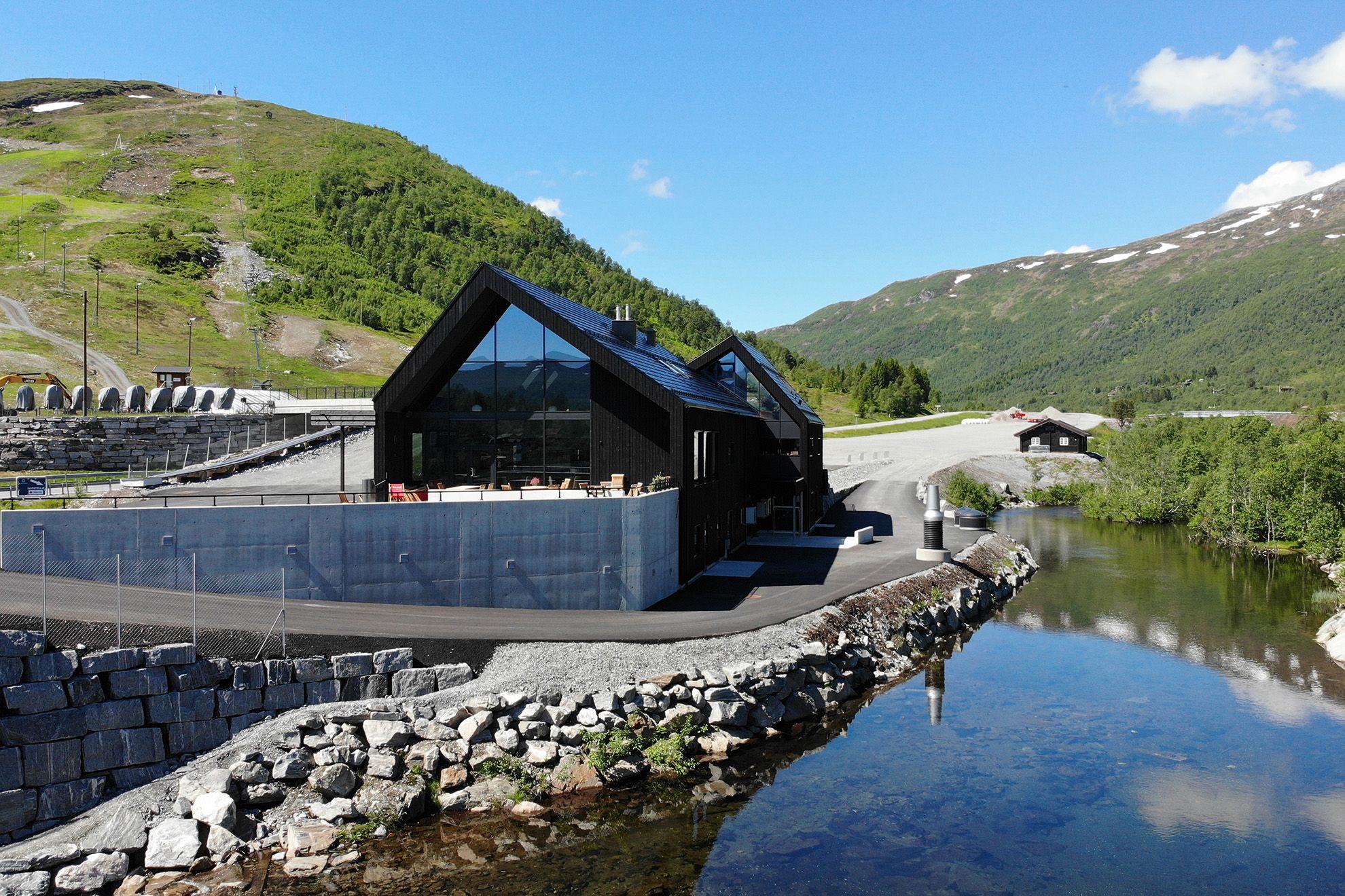 Stova 1957 ligger flott til på Strandafjellet, nyt et godt måltid her!