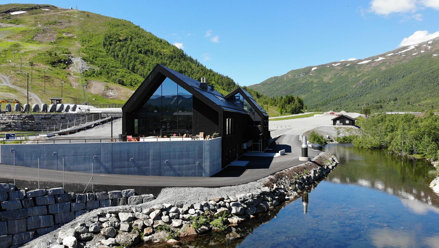 Stova 1957 ligger flott til på Strandafjellet, nyt et godt måltid her!