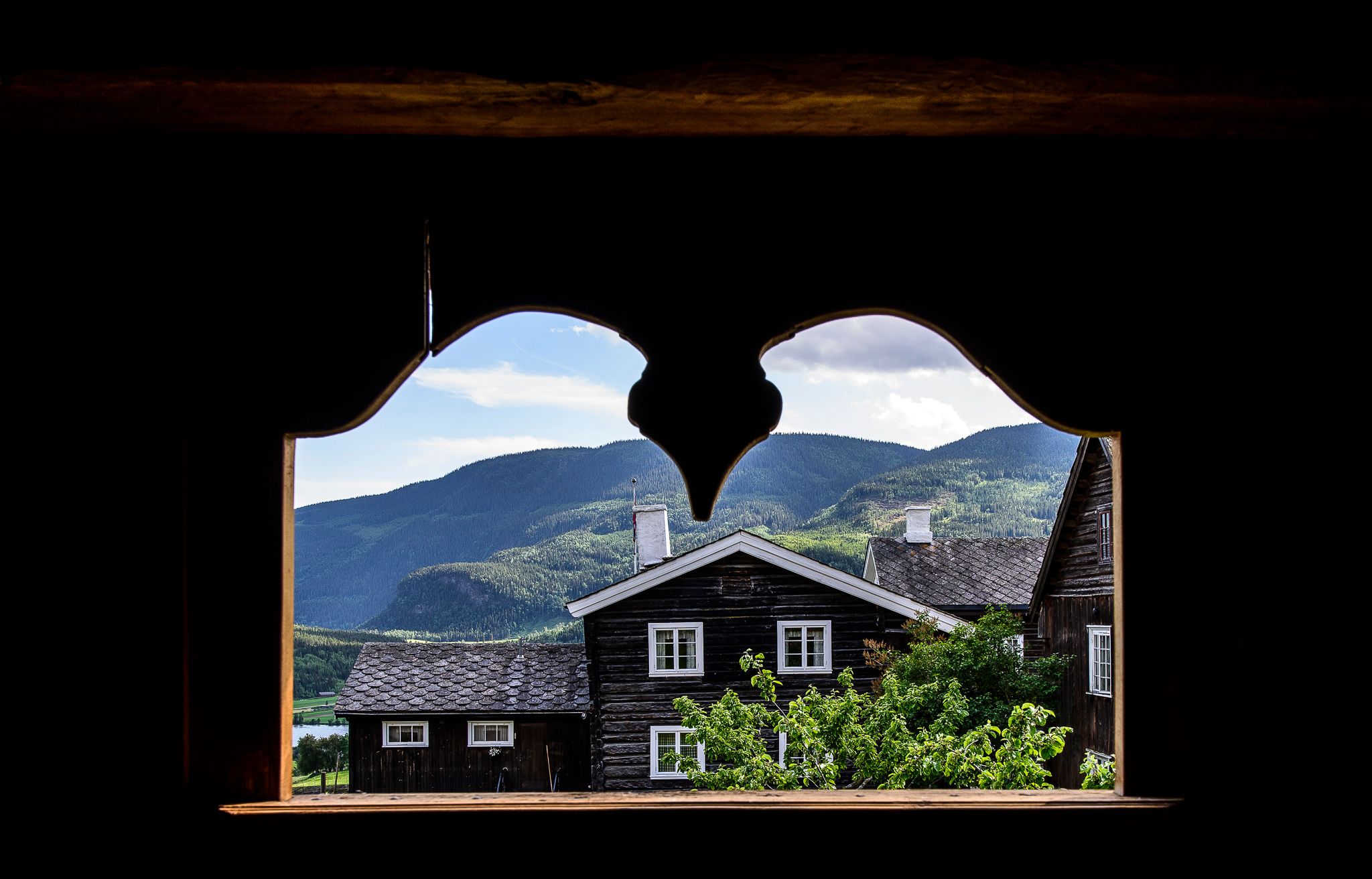 Utsikt mot Sygard Grytting gjennom en utskjæring i veggen