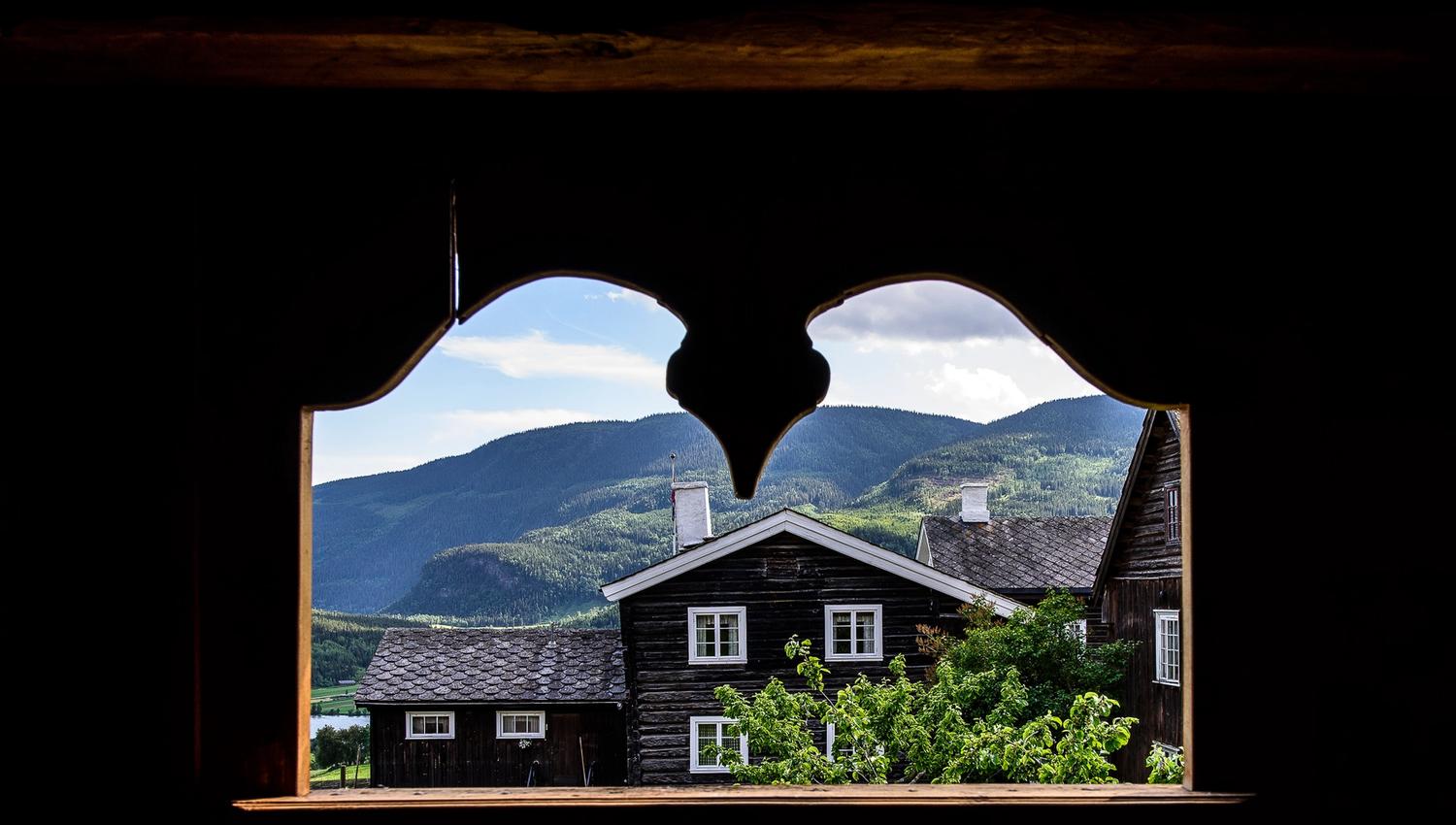 Utsikt mot Sygard Grytting gjennom en utskjæring i veggen