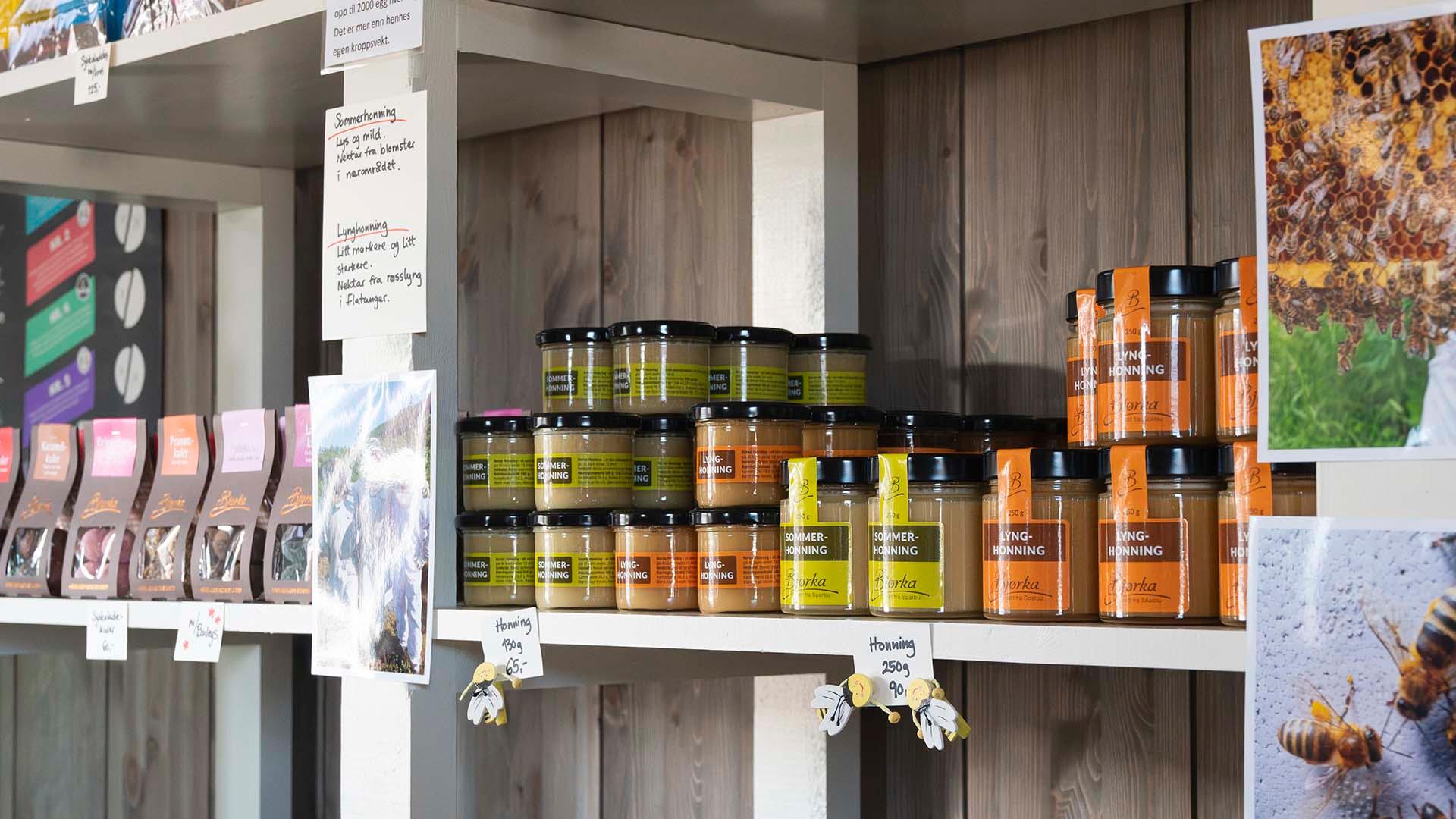 Honning og sjokolade i hyllene i Bjørka gårdsbutikk