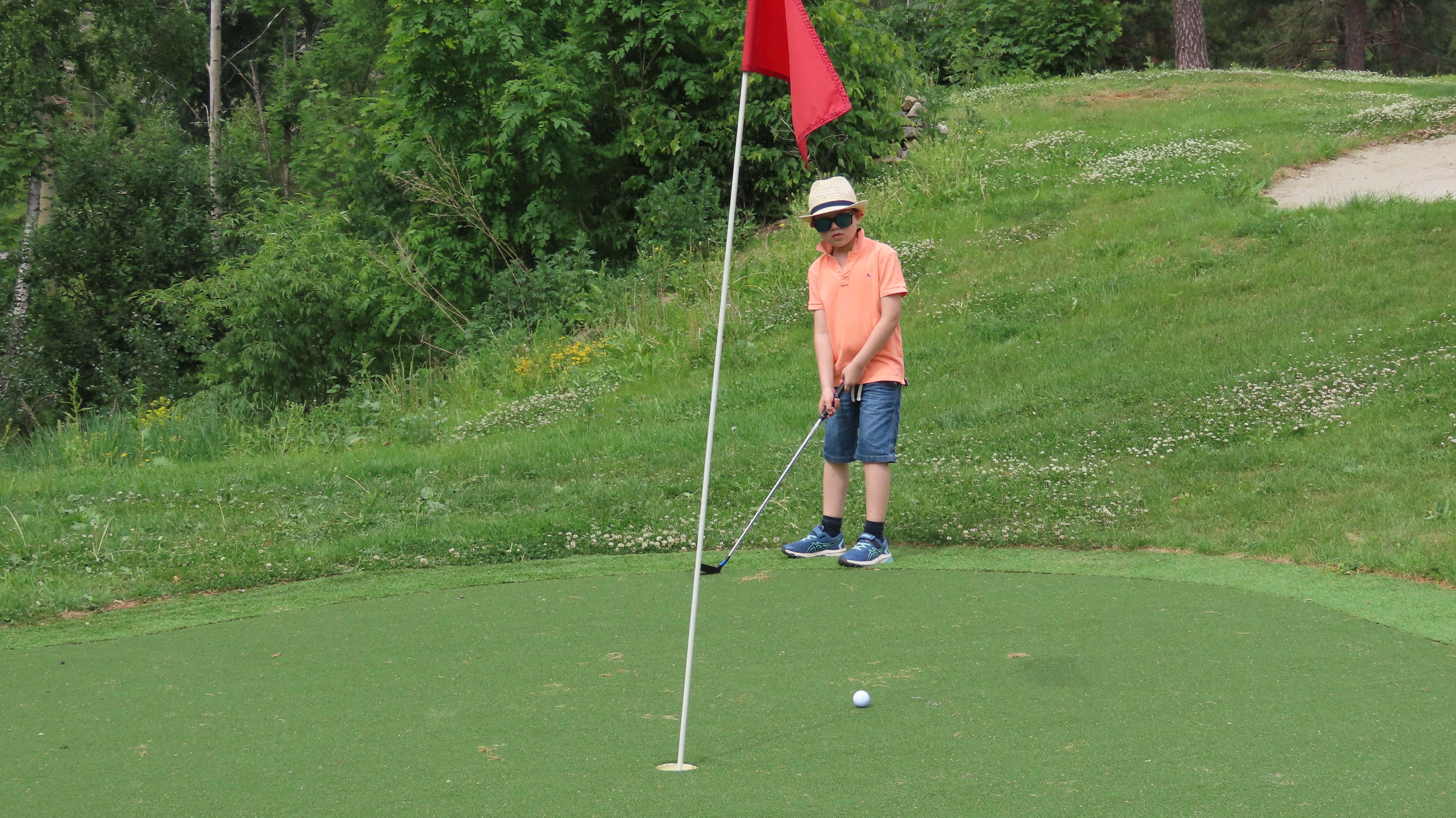 Gutt spiller golf
