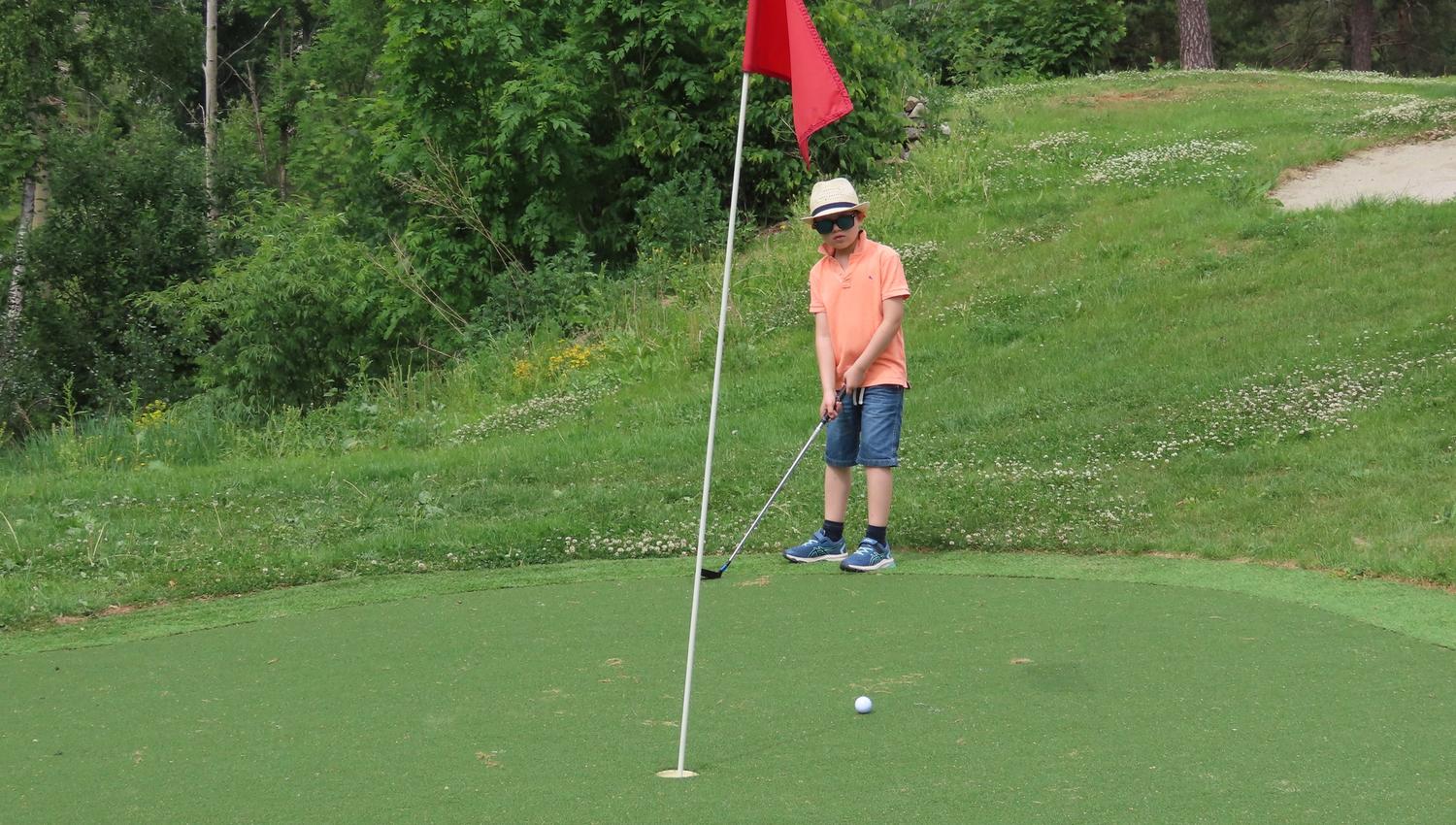Gutt spiller golf