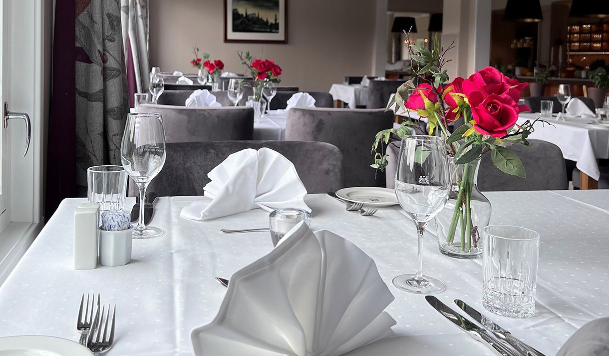 dekket bord på restaurant på Morgedal Hotell