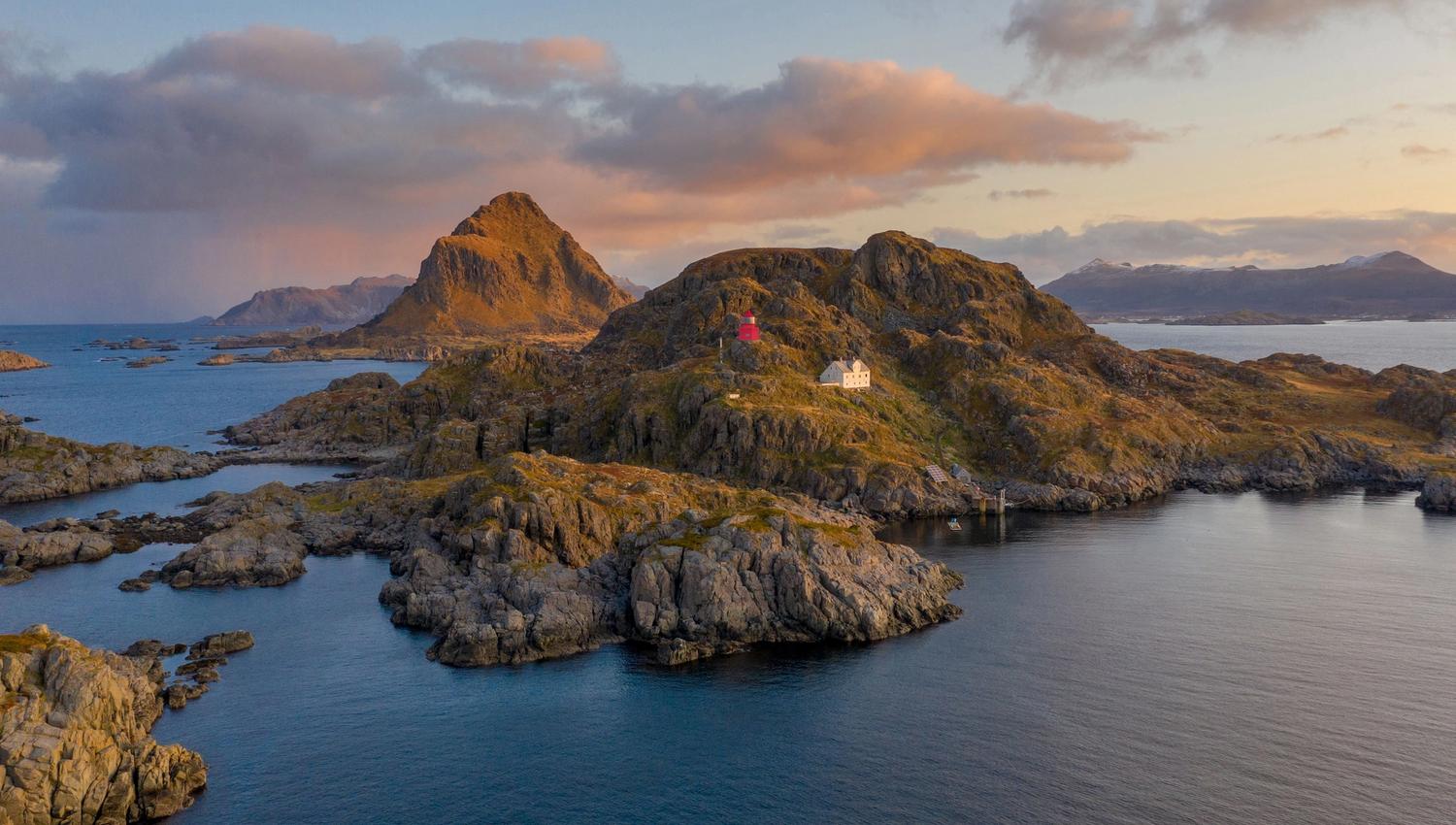Litløya med fyret.
